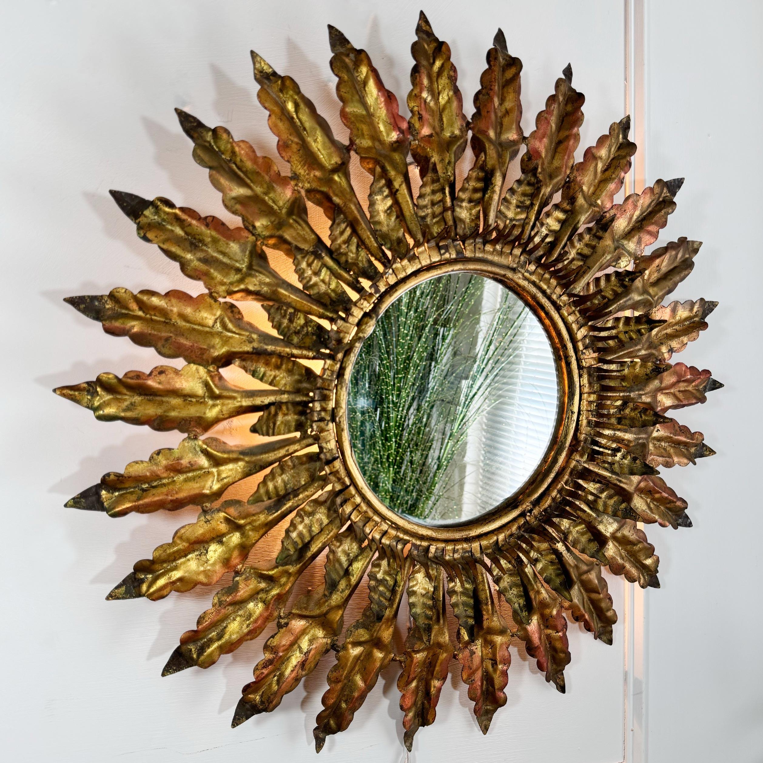 Espejo Sunburst de Metal Dorado Español Iluminado en venta 2