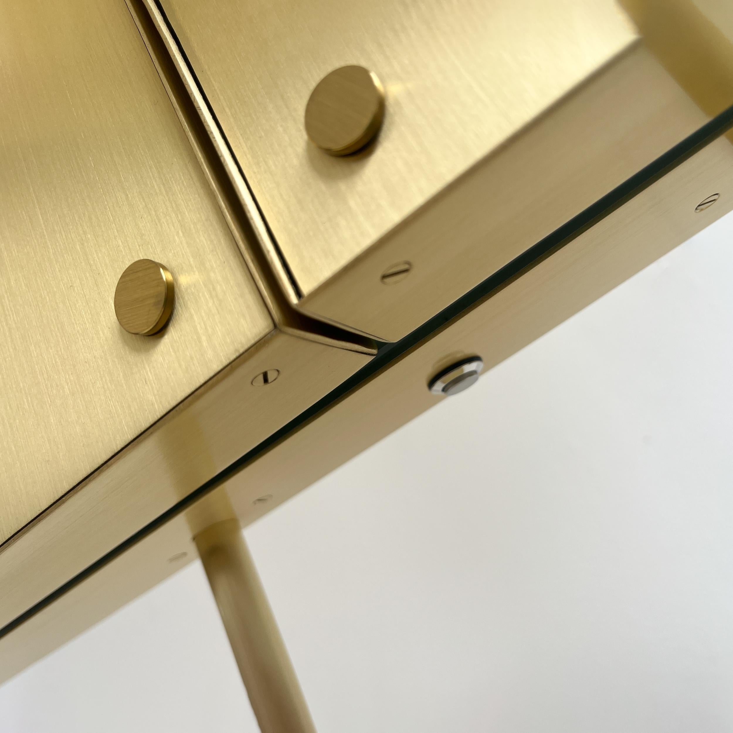 Beleuchteter rechteckiger Triptychon-Spiegel mit Messingrahmen und -rückwand im Angebot 3