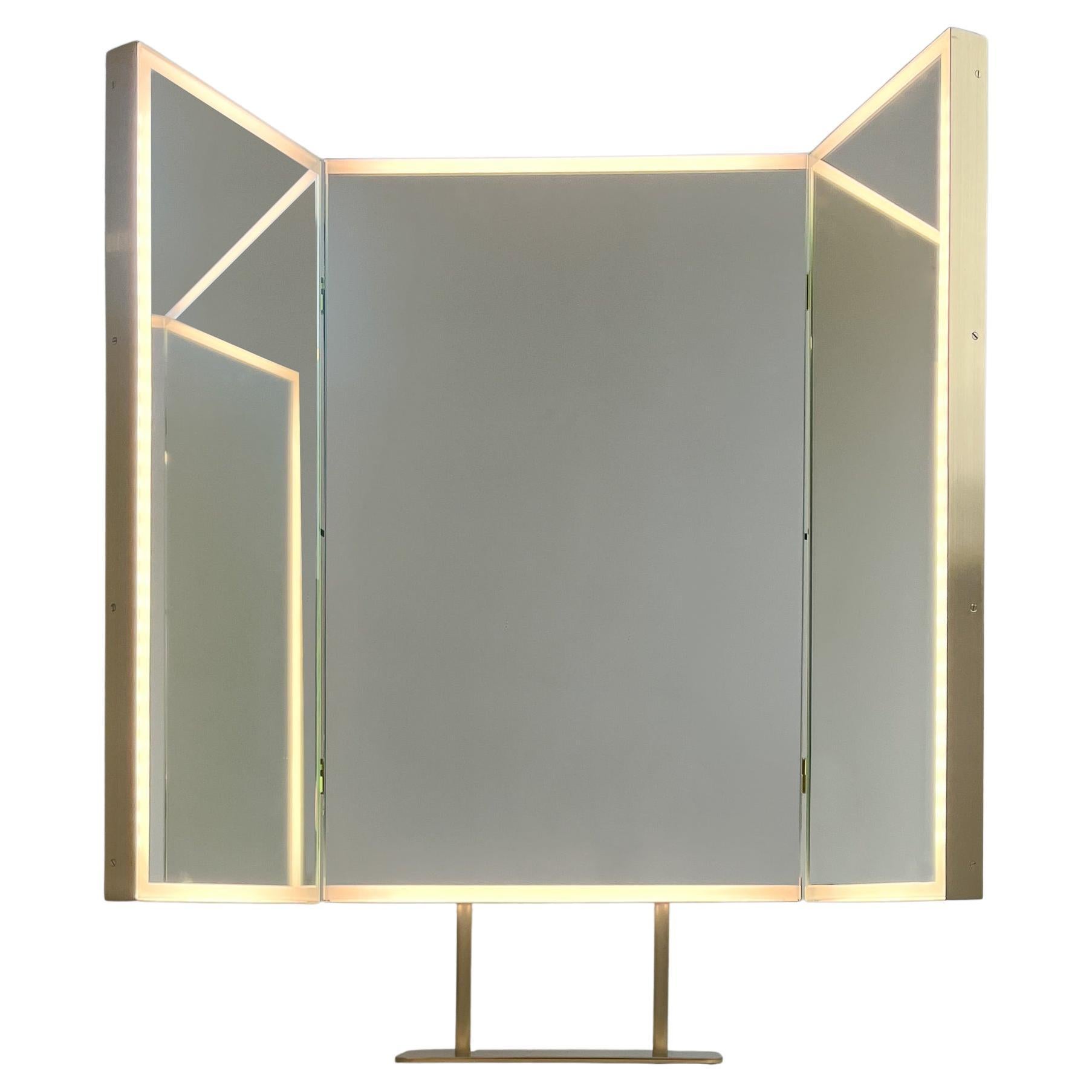 Beleuchteter rechteckiger Triptychon-Spiegel mit Messingrahmen und -rückwand im Angebot