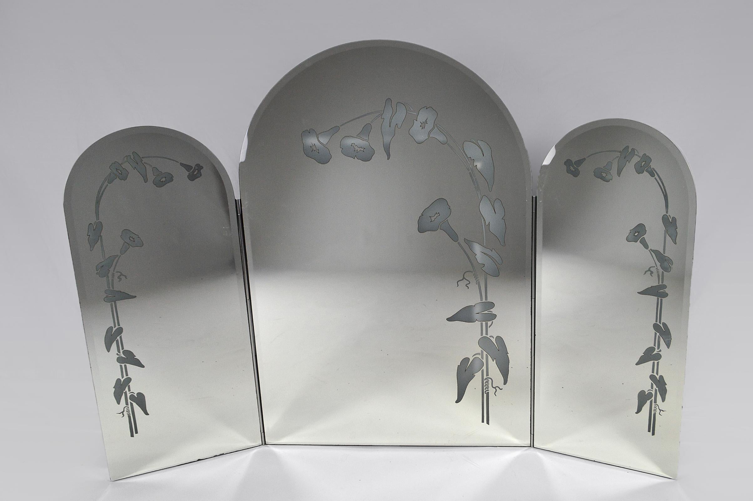 Large triptych mirror with beveled glass and decorated with illuminated floral motifs.
Chromed metal body.

Art Deco and Art Nouveau inspired, Italy, circa 1970-1980.

In excellent condition, electricity checked.

Dimensions:
Height 102 cm
Width 144