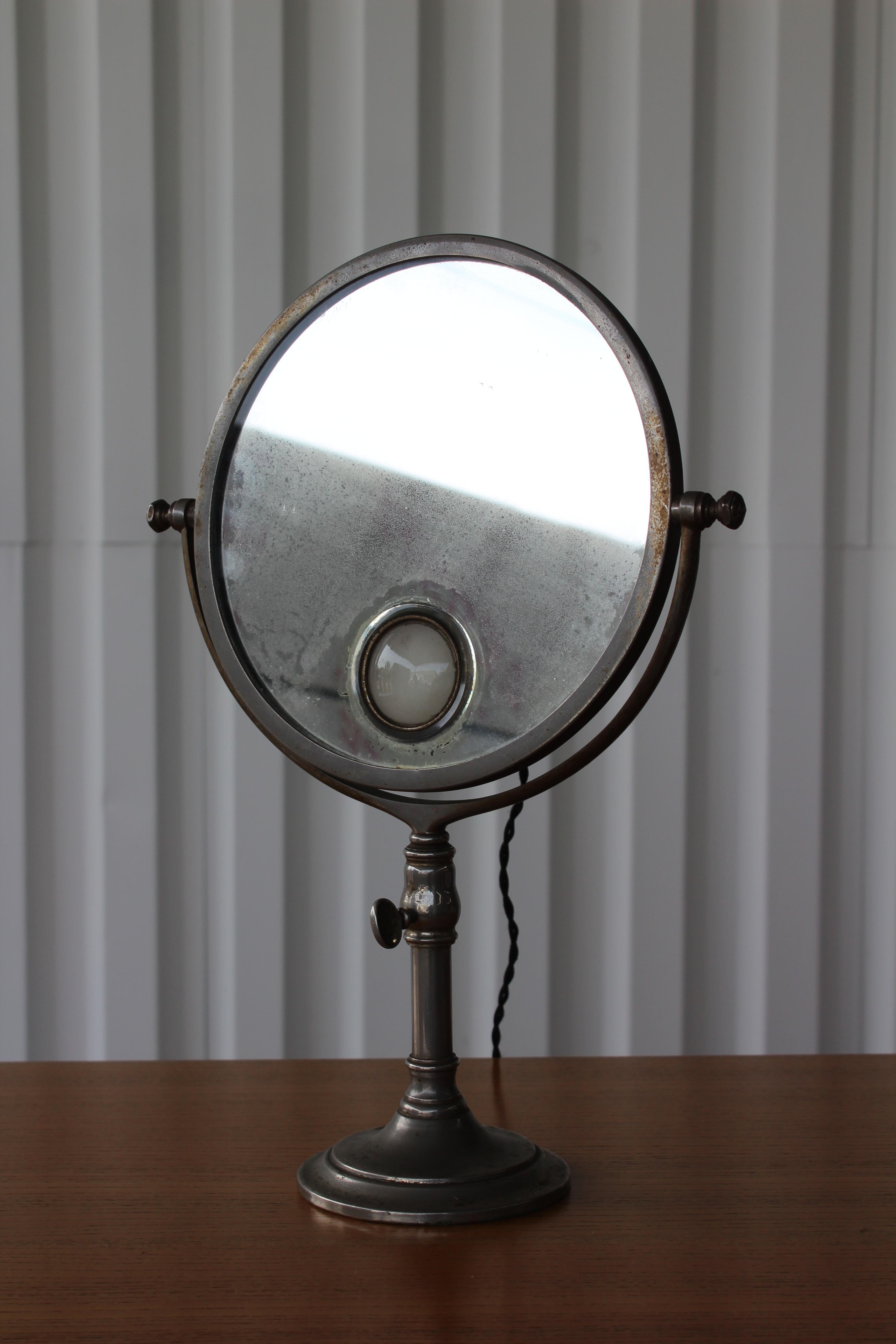 Miroir de courtoisie éclairé et réglable par Brot, France, années 1930. Nouveau câblage aux normes américaines. Nécessite une ampoule française.