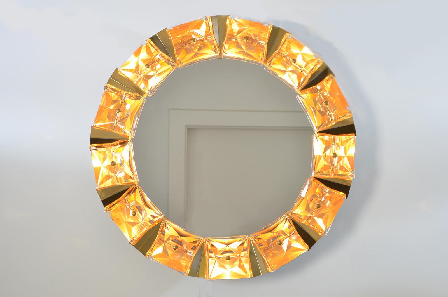 Round illuminated wall mirror in crystal glass and gilt brass from Kinkeldey, Germany, 1970s.
