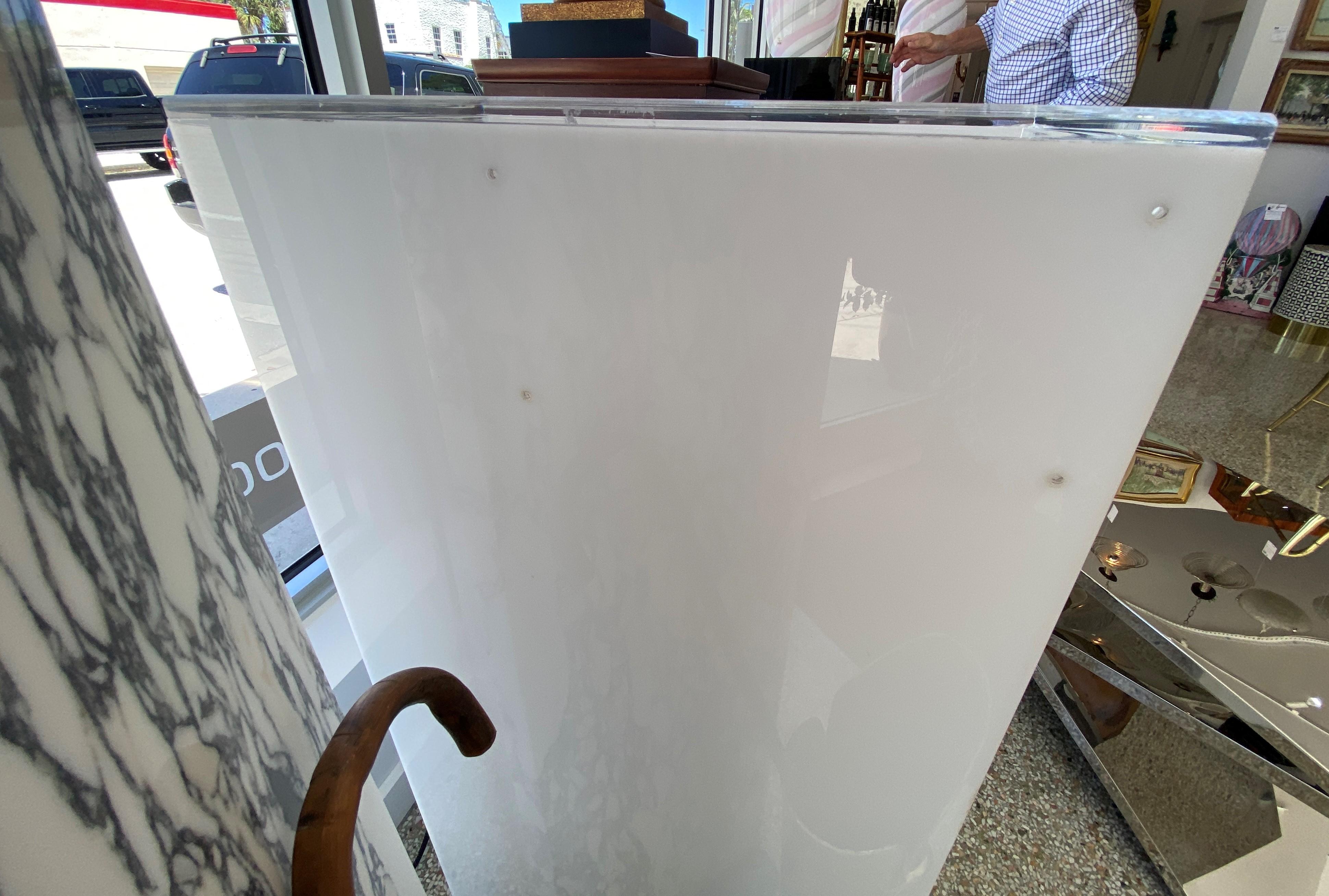 Illuminated White Lucite Pedestal In Good Condition For Sale In West Palm Beach, FL