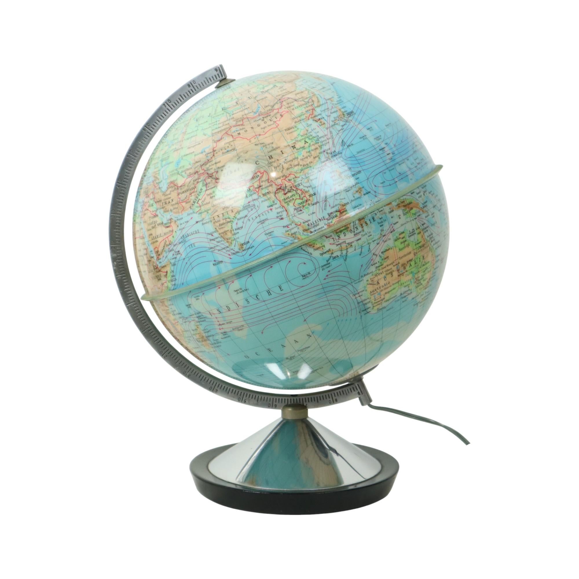 Lampe globe vintage illuminée, physique et politique Standard Globe en néerlandais, imprimé en Italie, par GDP, 1967.

L'échelle du globe est de 1:50 000 000.

Globe en plastique de haute qualité sur une base ronde en chrome et en bois. Le câblage a