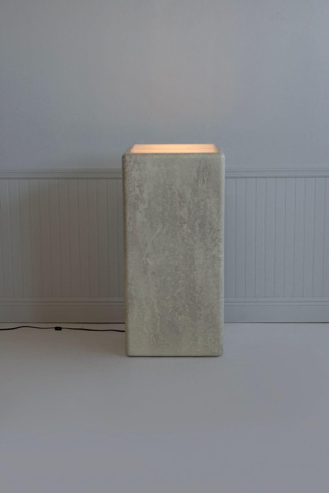 Lucidato Piedistallo illuminante in finto travertino in vendita