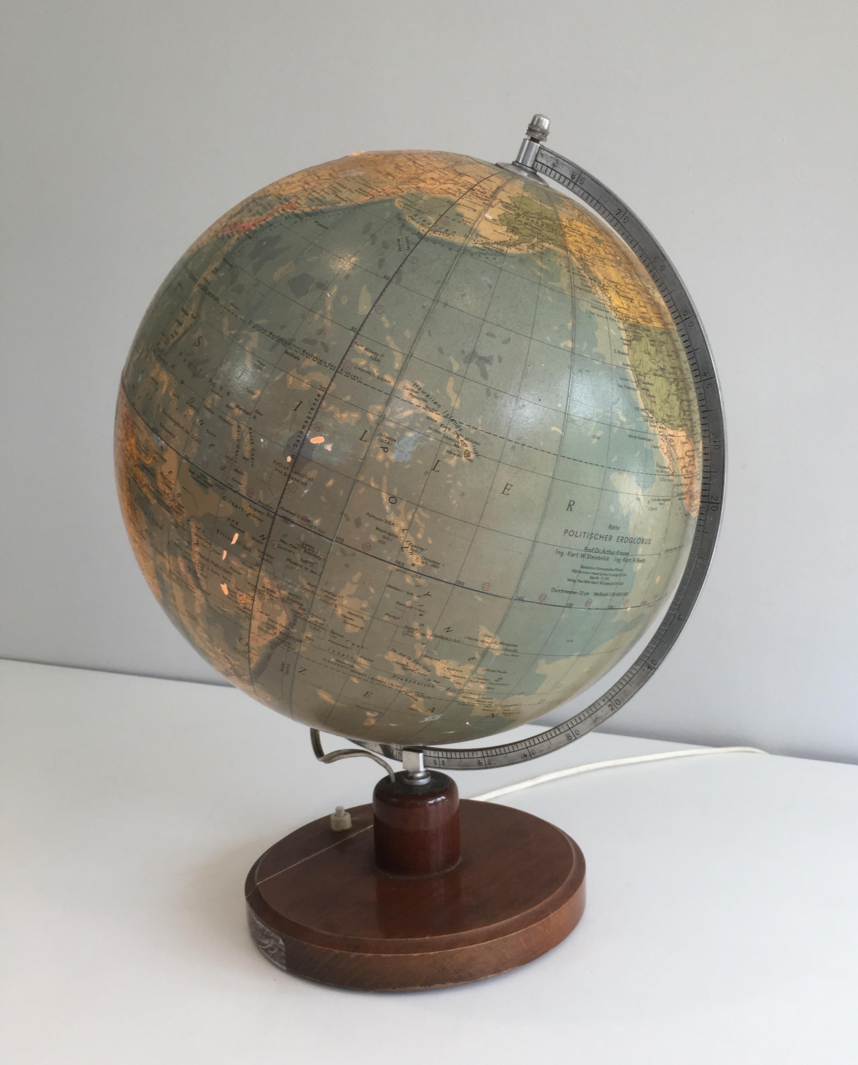 Illuminating Globe Made of Paper on Plastic, Metal and Wood, German, circa 1950 In Good Condition In Marcq-en-Barœul, Hauts-de-France