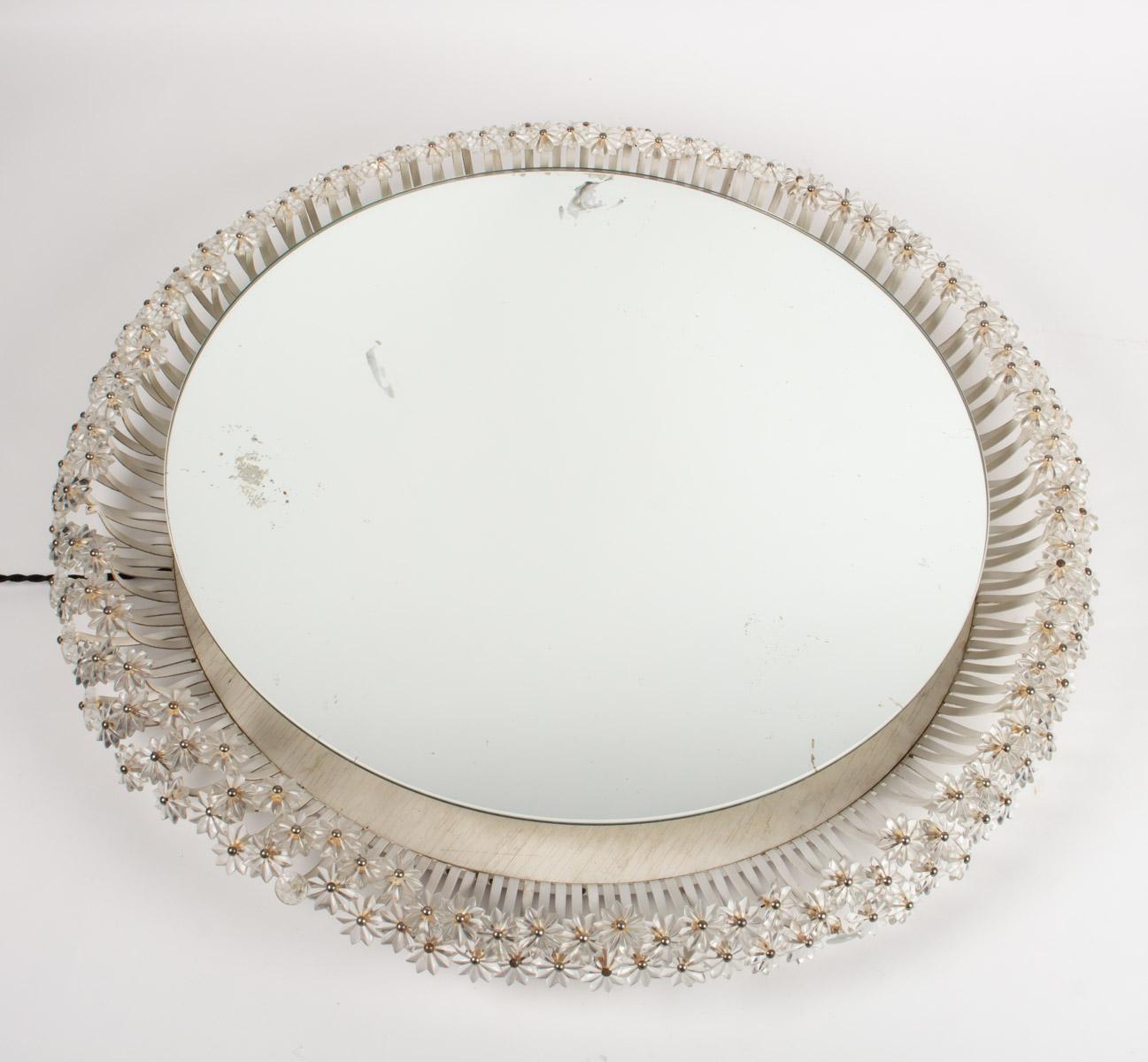 Illuminating mirror, 1950-1960 design in painted metal and glass flowers
Measures: D 69cm, P 8cm.