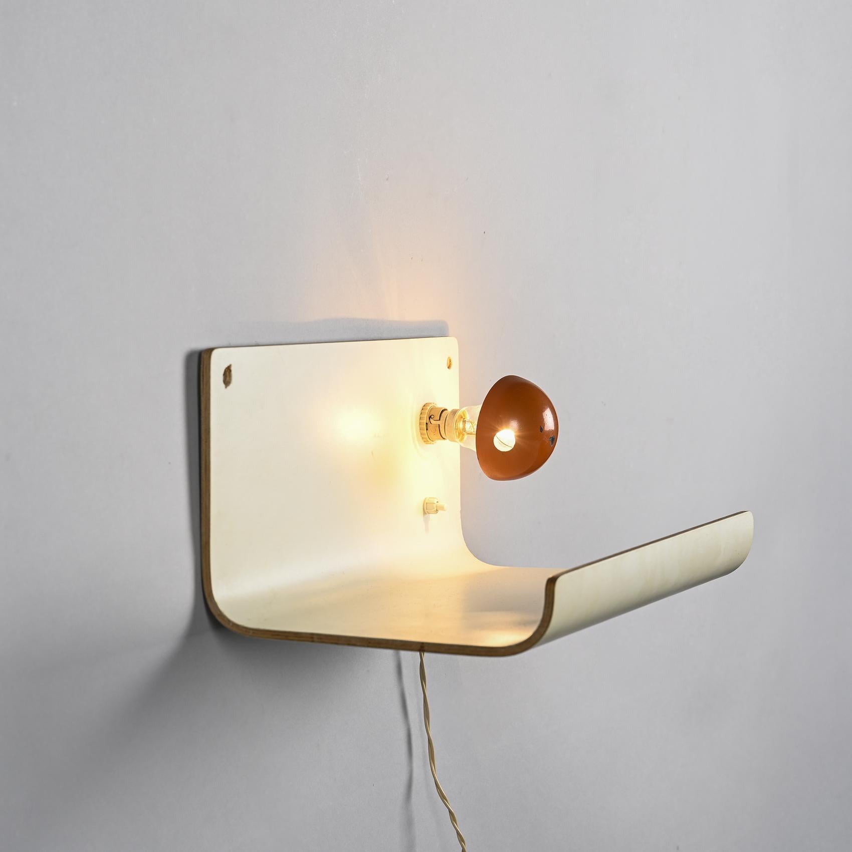 
Progettato da Pierre Guariche, questo comodino illuminante è realizzato in compensato curvato e laminato bianco crema.

Viene direttamente dalla stazione sciistica francese La Plagne, alla quale Pierre Guariche ha contribuito in larga misura negli