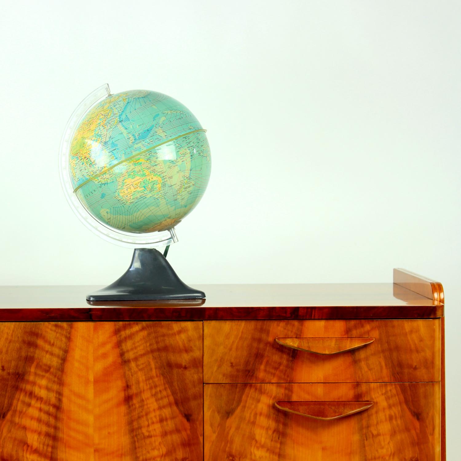 Un affascinante mappamondo illuminato vintage prodotto in Cecoslovacchia negli anni '60. Questo pezzo decorativo non solo funge da riferimento geografico, ma si trasforma anche in una morbida luce d'ambiente quando viene acceso, proiettando un