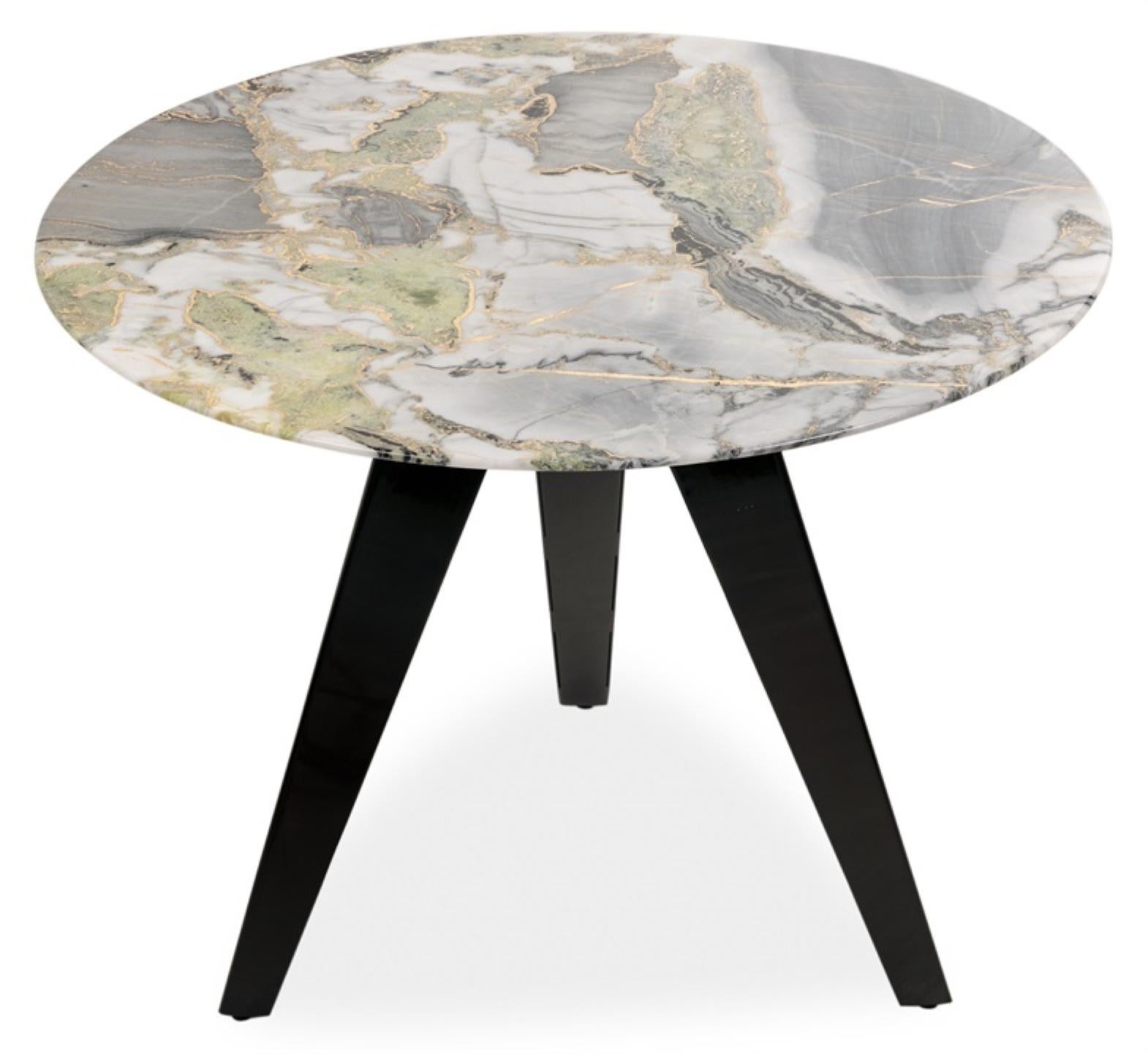 Une table d'appoint ronde équilibrée mais passionnante, fabriquée à la main avec un savoir-faire exceptionnel. Disponible dans un marbre blanc de Chine gravé avec la technique de l'araignée. Orné d'incrustations de feuilles de métal doré accentuant