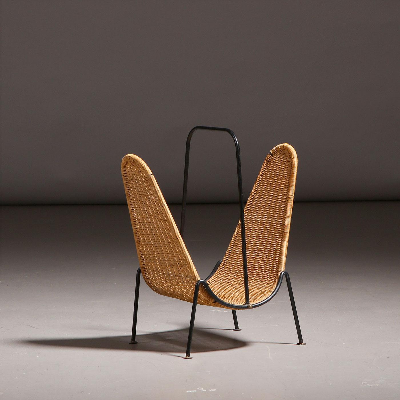 Portariviste minimalista danese intrecciato a mano, alla maniera di Carl Auböck (1900-1957). Prodotto da Illum Bolighus negli anni Cinquanta. Realizzato in vimini e con struttura in metallo.

Dimensioni:
Altezza: 45 cm
Larghezza: 38 cm 
Profondità: