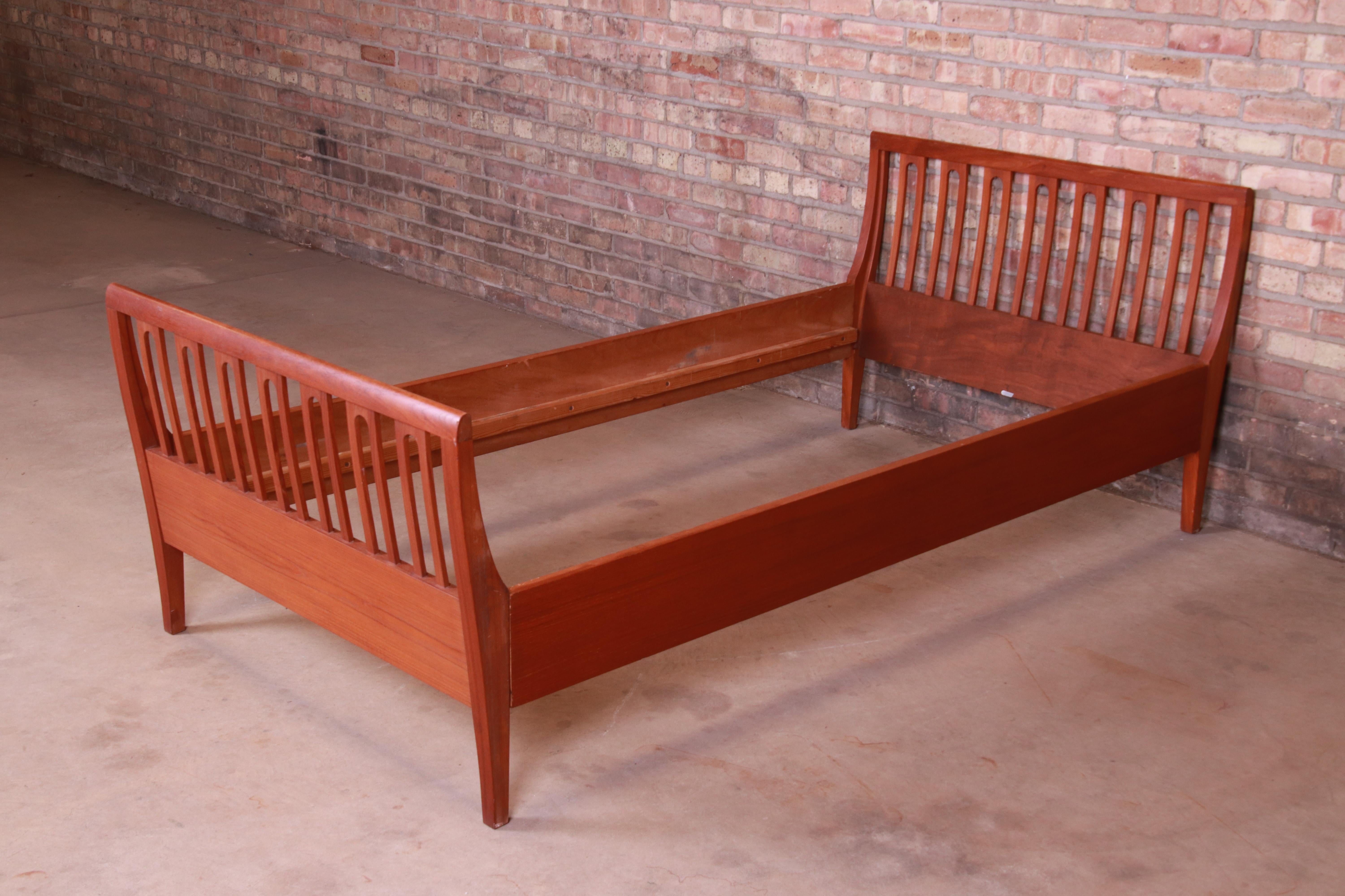 A gorgeous midcentury Danish modern sculpted teak twin size bed frame

By Illums Bolighus

Denmark, circa 1950s

Measures: 41.5