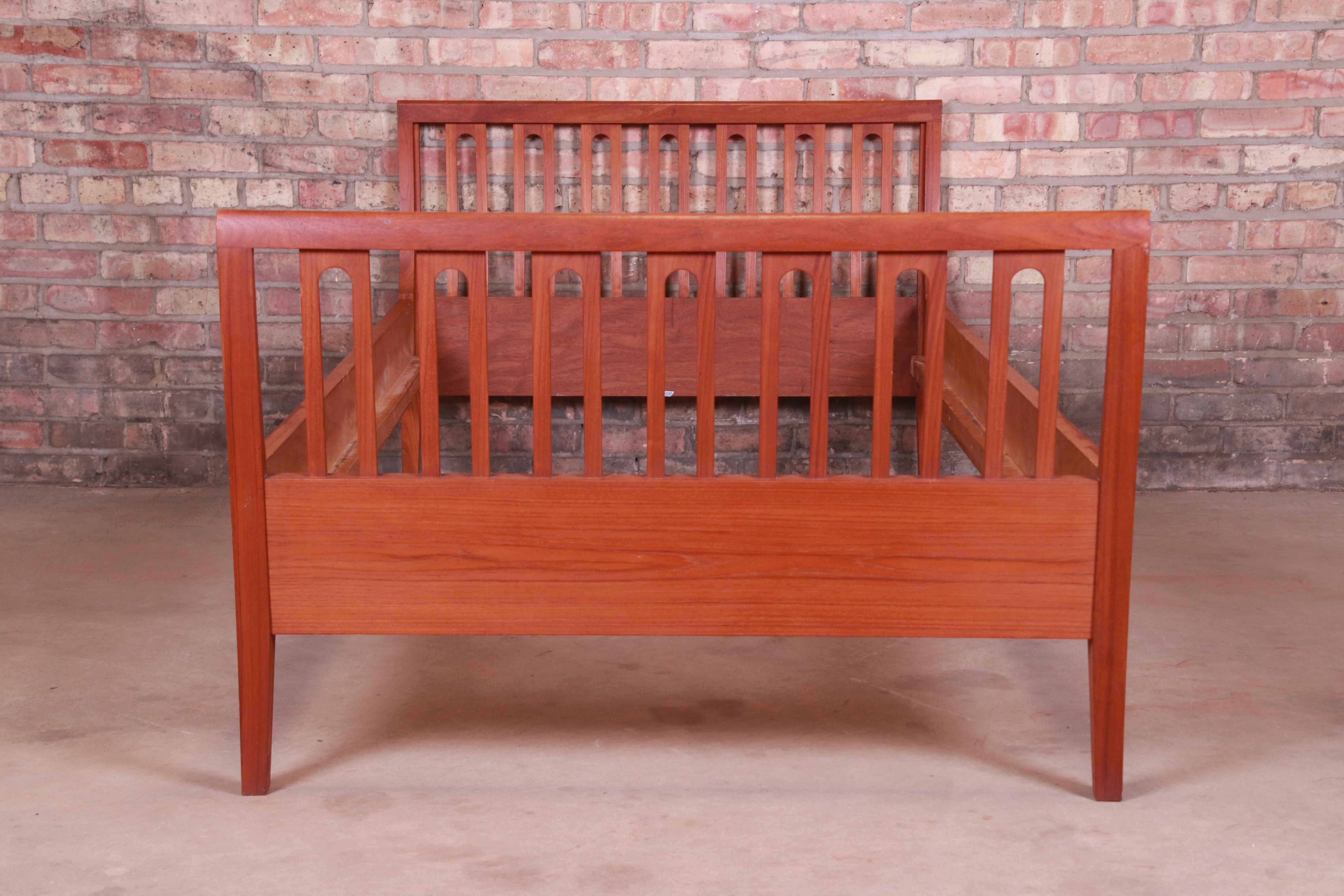 Illums Bolighus Danish Modern Teak Twin Size Bed, circa 1950s In Good Condition In South Bend, IN