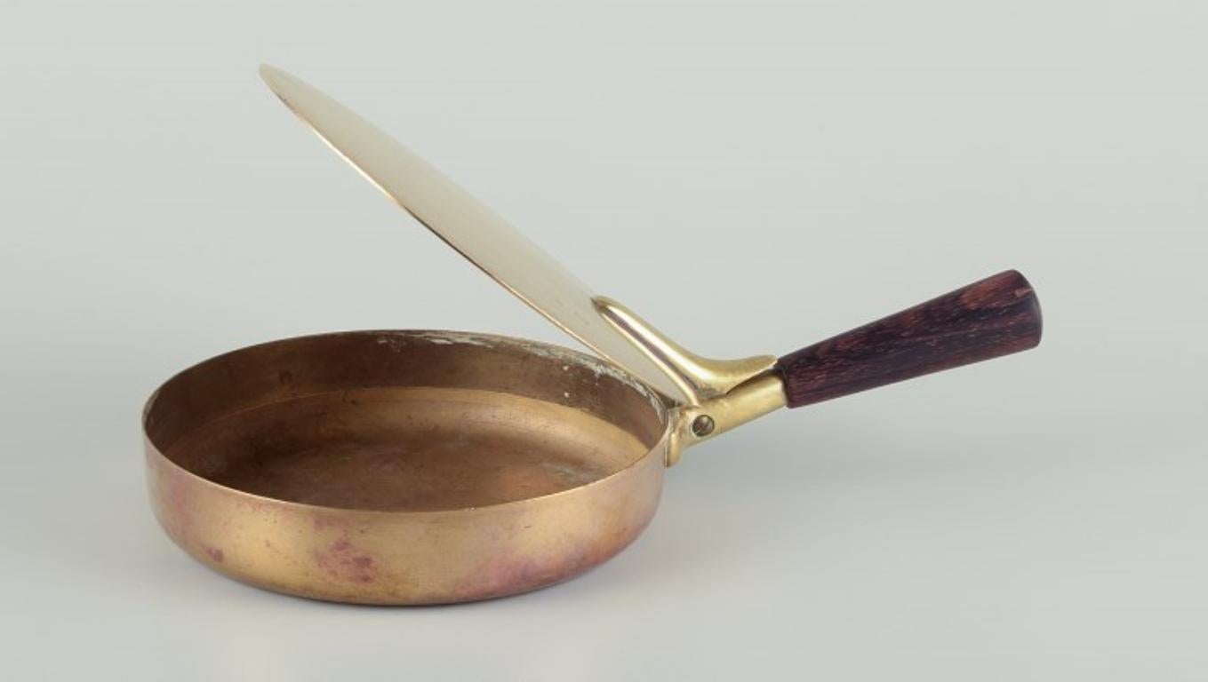Illums Bolighus, cacerola con tapa de latón. Mango de madera. Diseño danés. Danés en venta