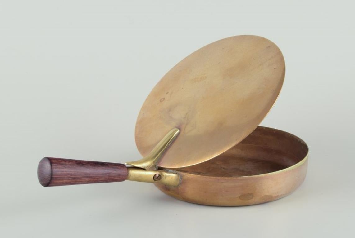 Illums Bolighus, cacerola con tapa de latón. Mango de madera. Diseño danés. en Excelente estado para la venta en Copenhagen, DK
