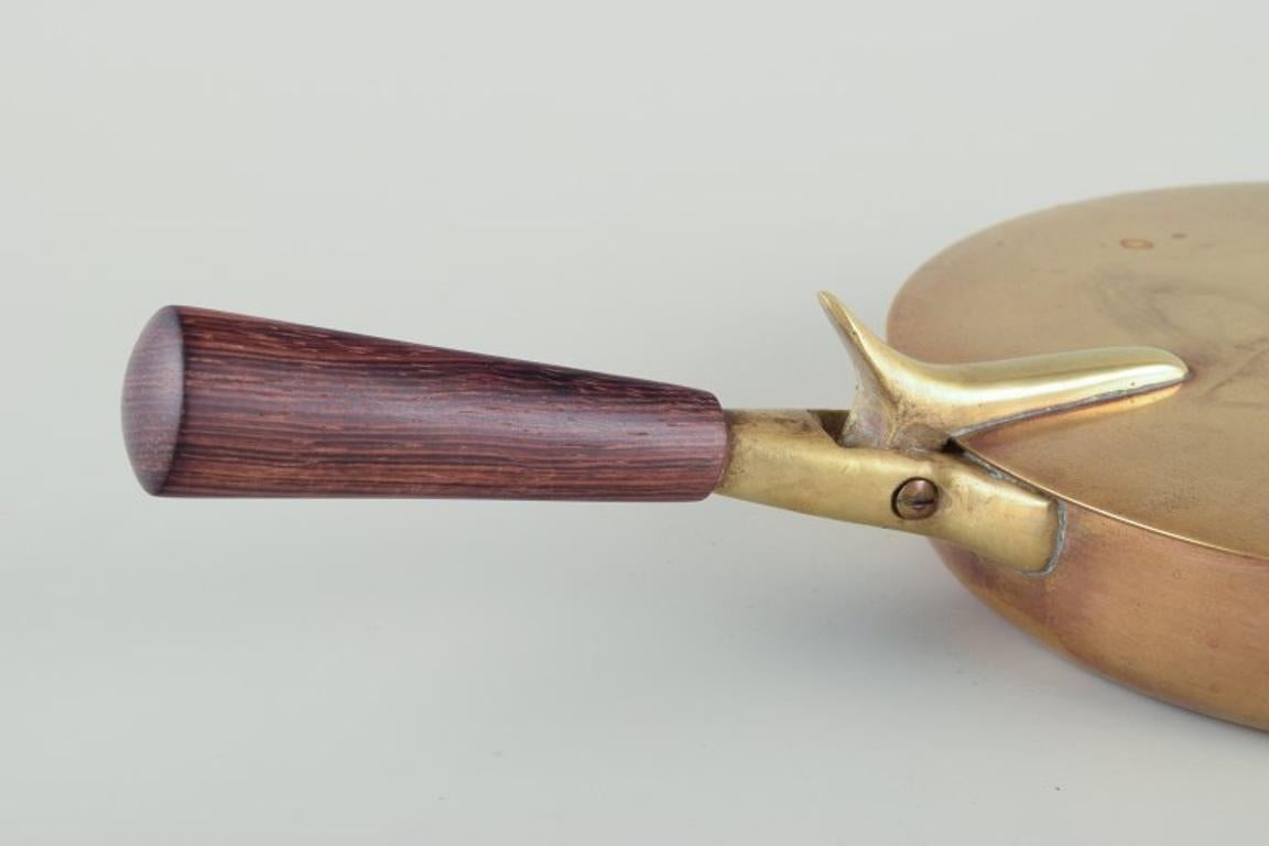 Illums Bolighus, cacerola con tapa de latón. Mango de madera. Diseño danés. mediados del siglo XX en venta