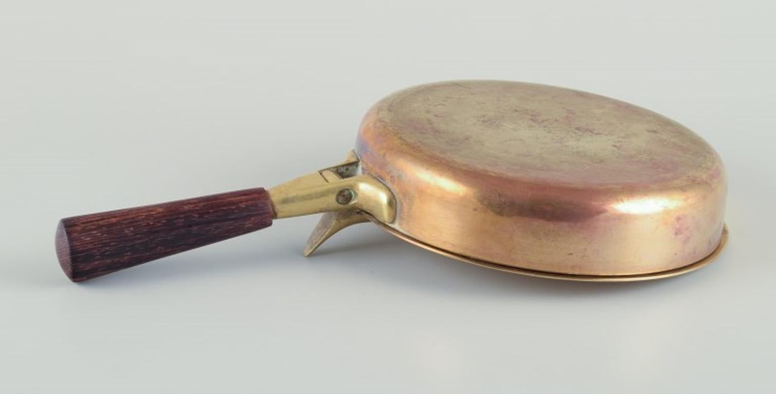 Illums Bolighus, cacerola con tapa de latón. Mango de madera. Diseño danés. Latón en venta