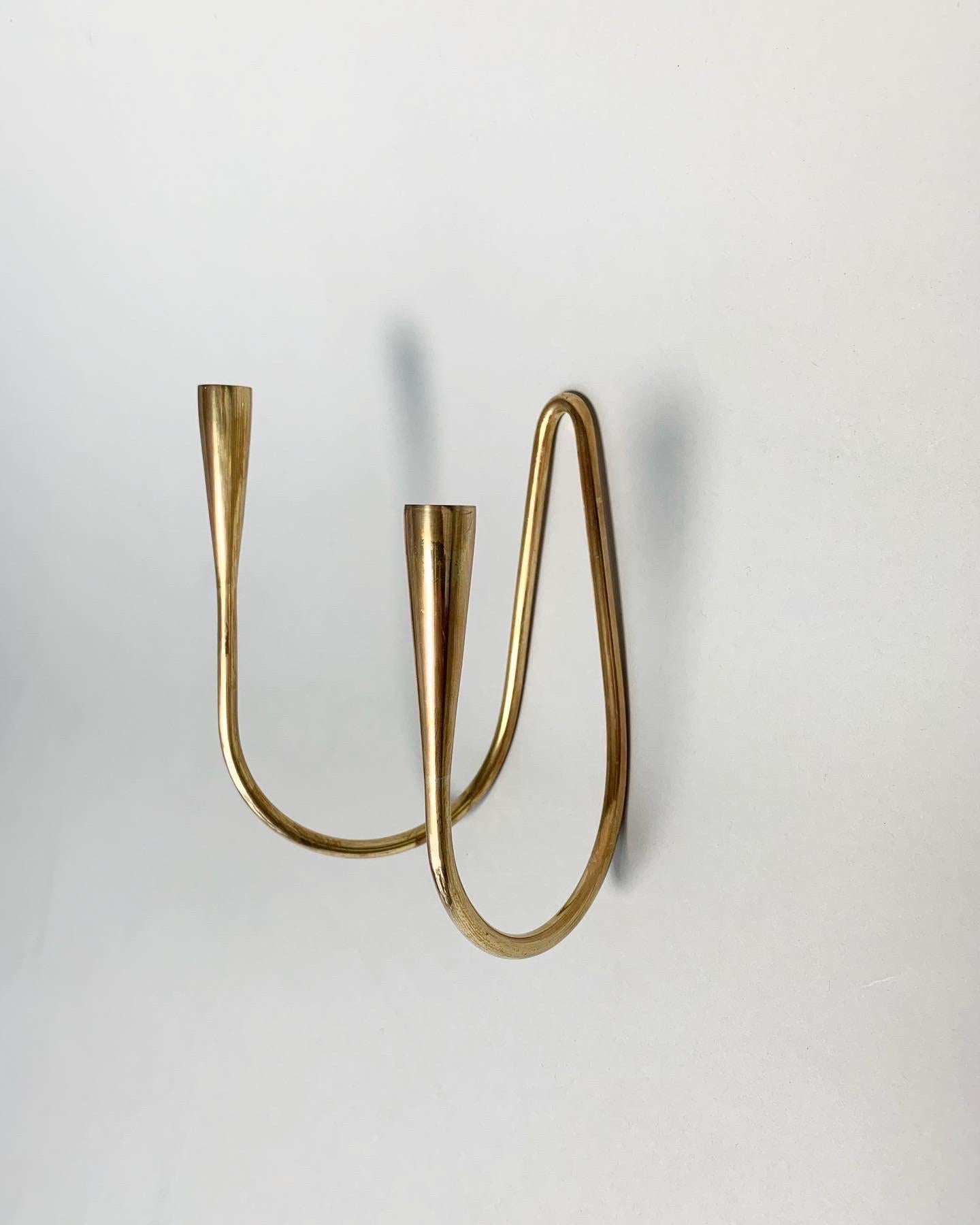 Rare Illums Bolighus wall candelabra in solid brass, made in Denmark in the 1950s.

Beautiful subtle patina with a few scratches and signs of use.
Comes with a brass nail to hang it.

Measures: Width: 14 cm
Depth: 9 cm
Height: 15 cm
For
