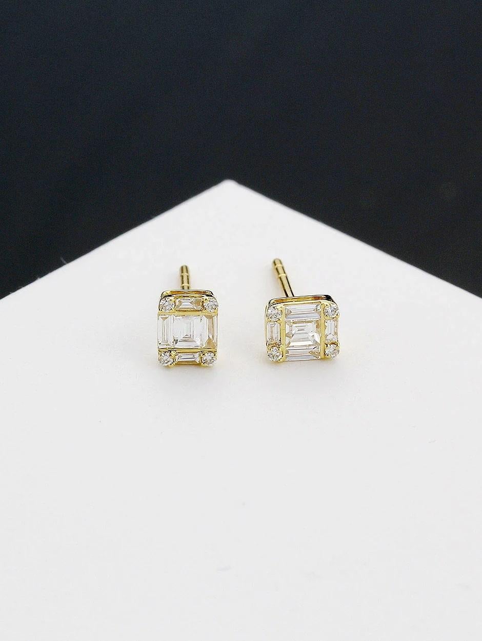Illusion style diamond earring, all with a high polish finish. Available in 18K Yellow Gold.

Earring Information
Diamond Type : Natural Diamond
Metal : 18K
Metal Color : Yellow Gold
Diamond Carat Weight : 0.39ttcw
Diamond Color Clarity : SI-Quality