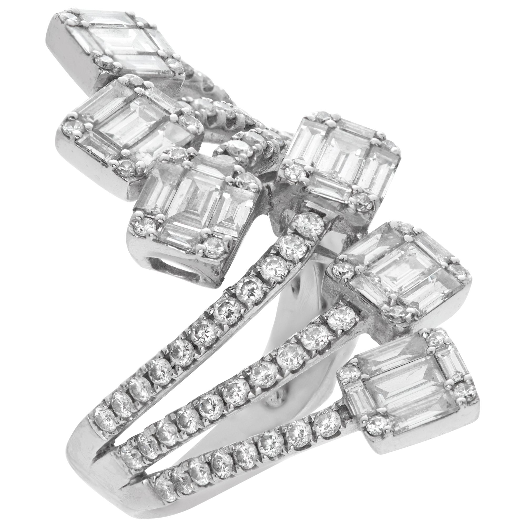 Illusion baguettes & round brilliant cut diamonds ring in white gold In Excellent Condition For Sale In Surfside, FL