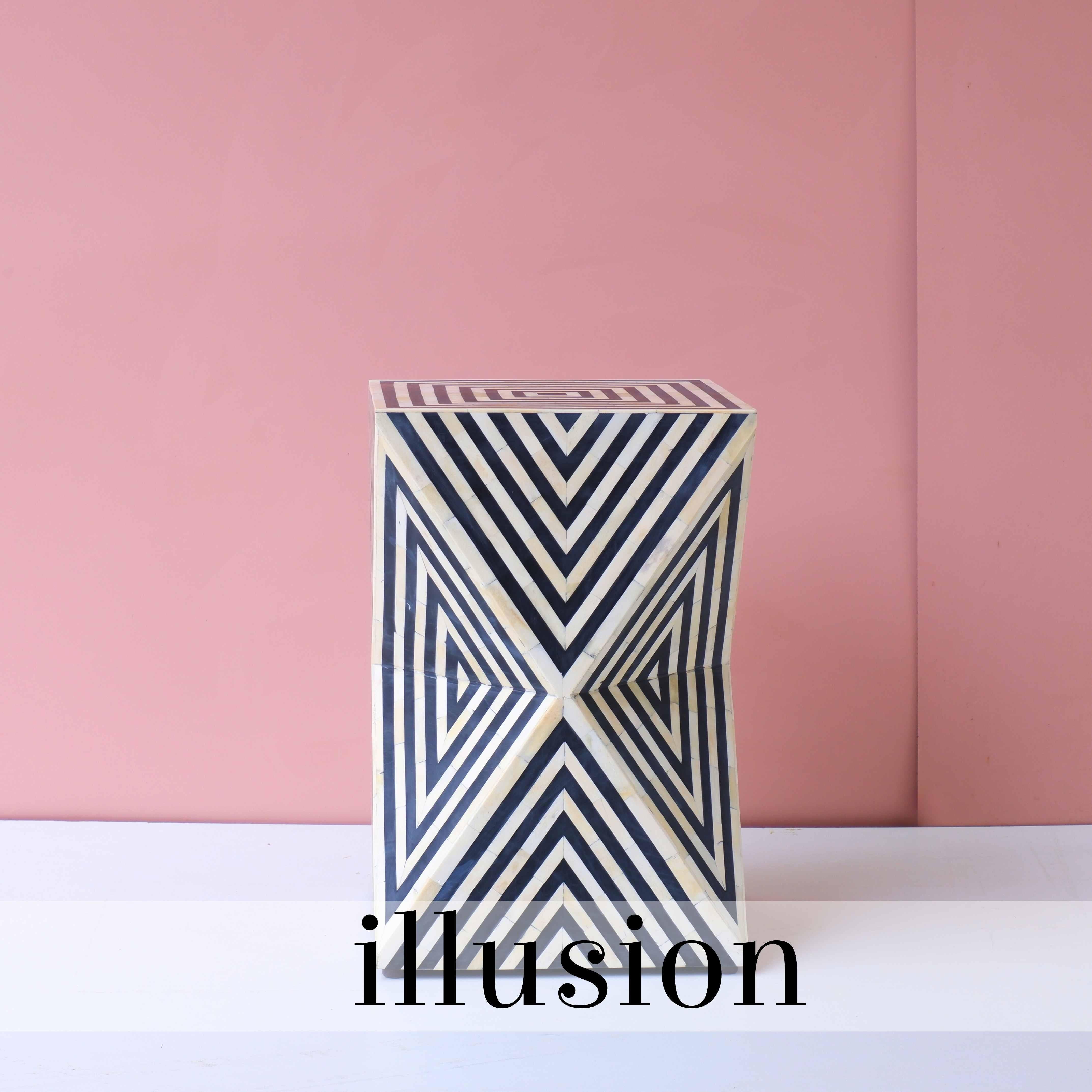 Anglo-indien Table d'appoint noire Illusion en vente