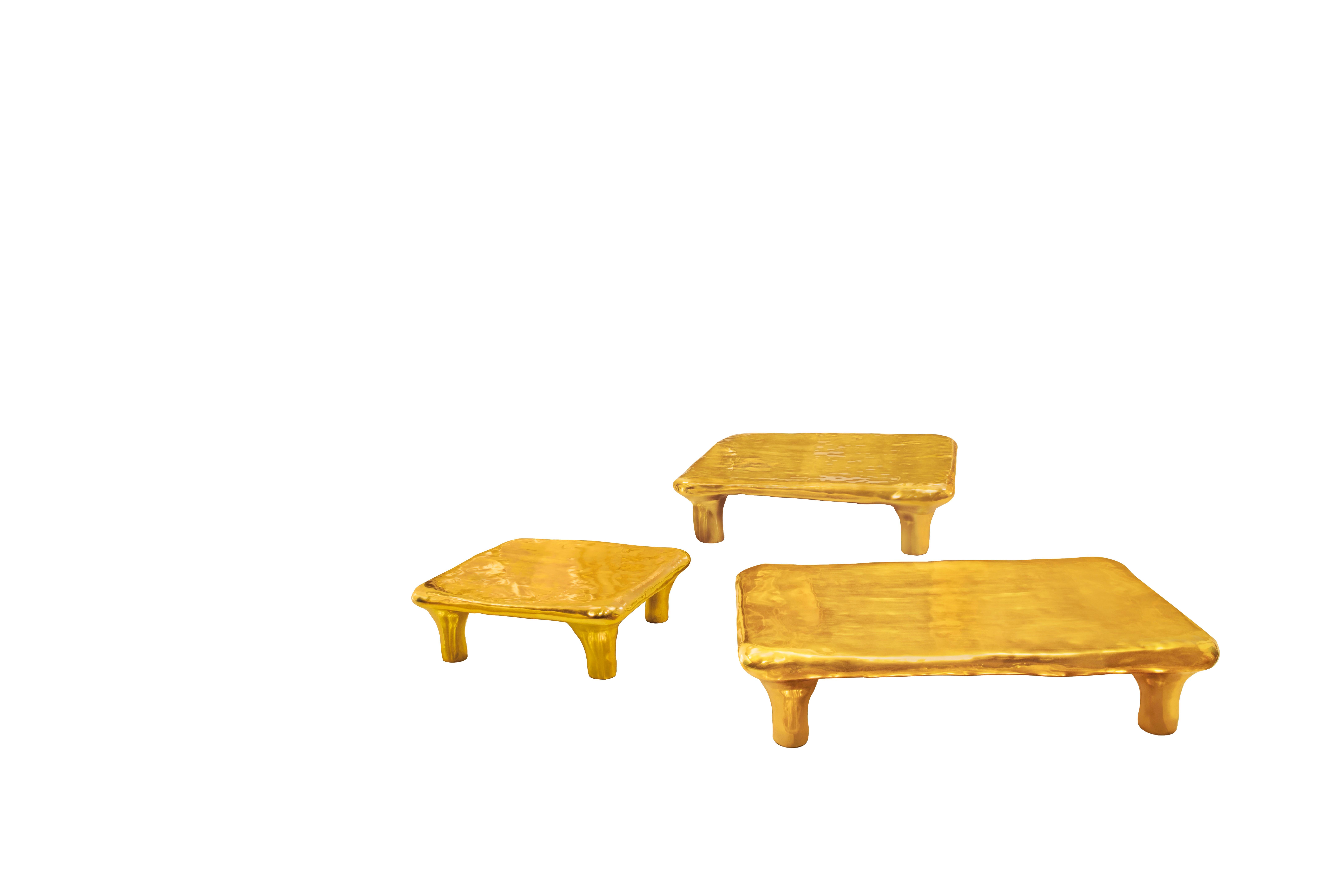 Der Illusion Caffee Table von Scarlet Splendour ist ein quadratischer Couchtisch.

Die Fools' Gold-Kollektion amorpher Formen aus Messingguss ist eine Hommage an das Erbe der indischen Metallkunst. Indien ist in der Tat einer der größten