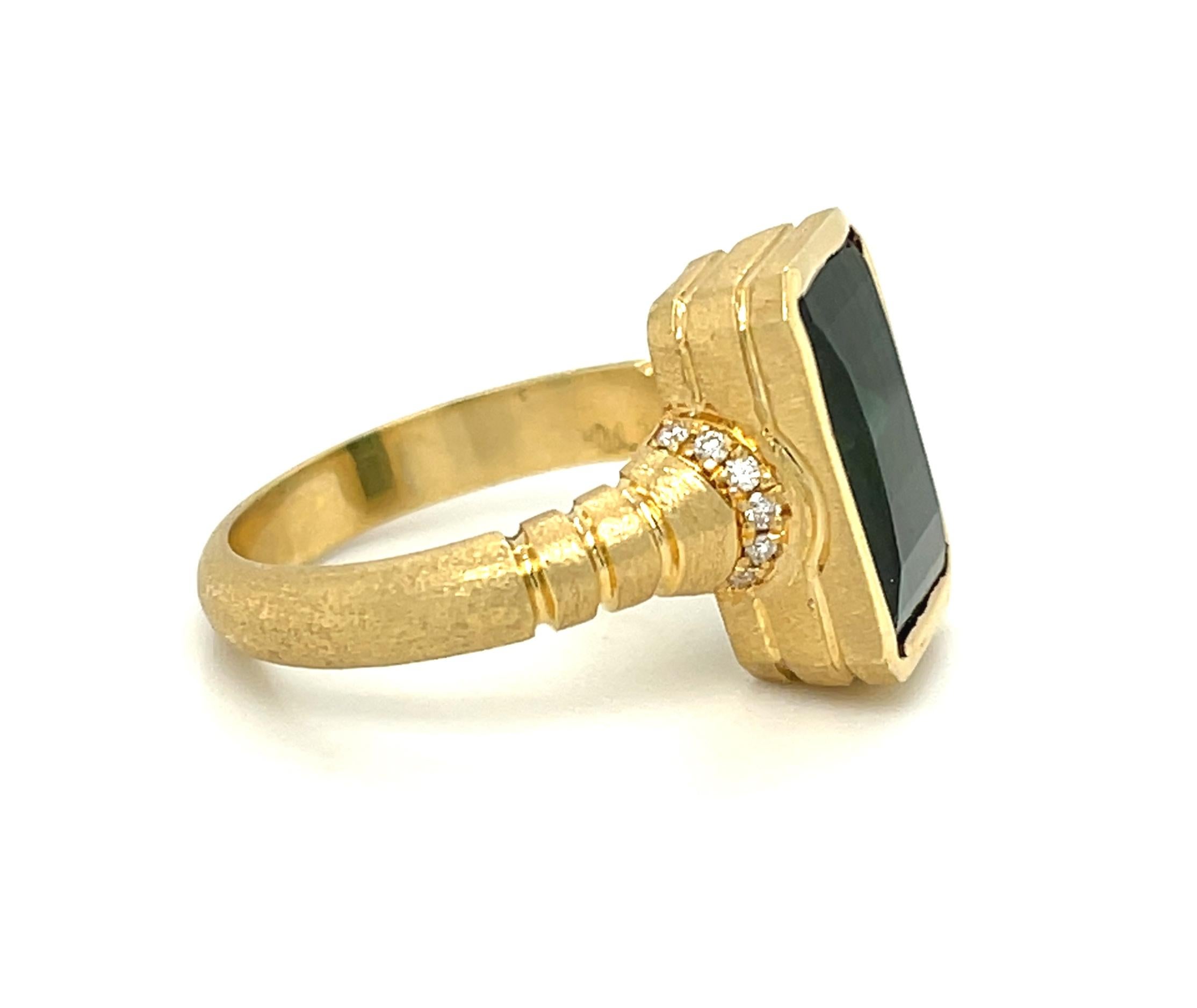 Illusion Cut Green Tourmaline and Diamond Ring in 18k Yellow Gold In New Condition For Sale In Los Angeles, CA