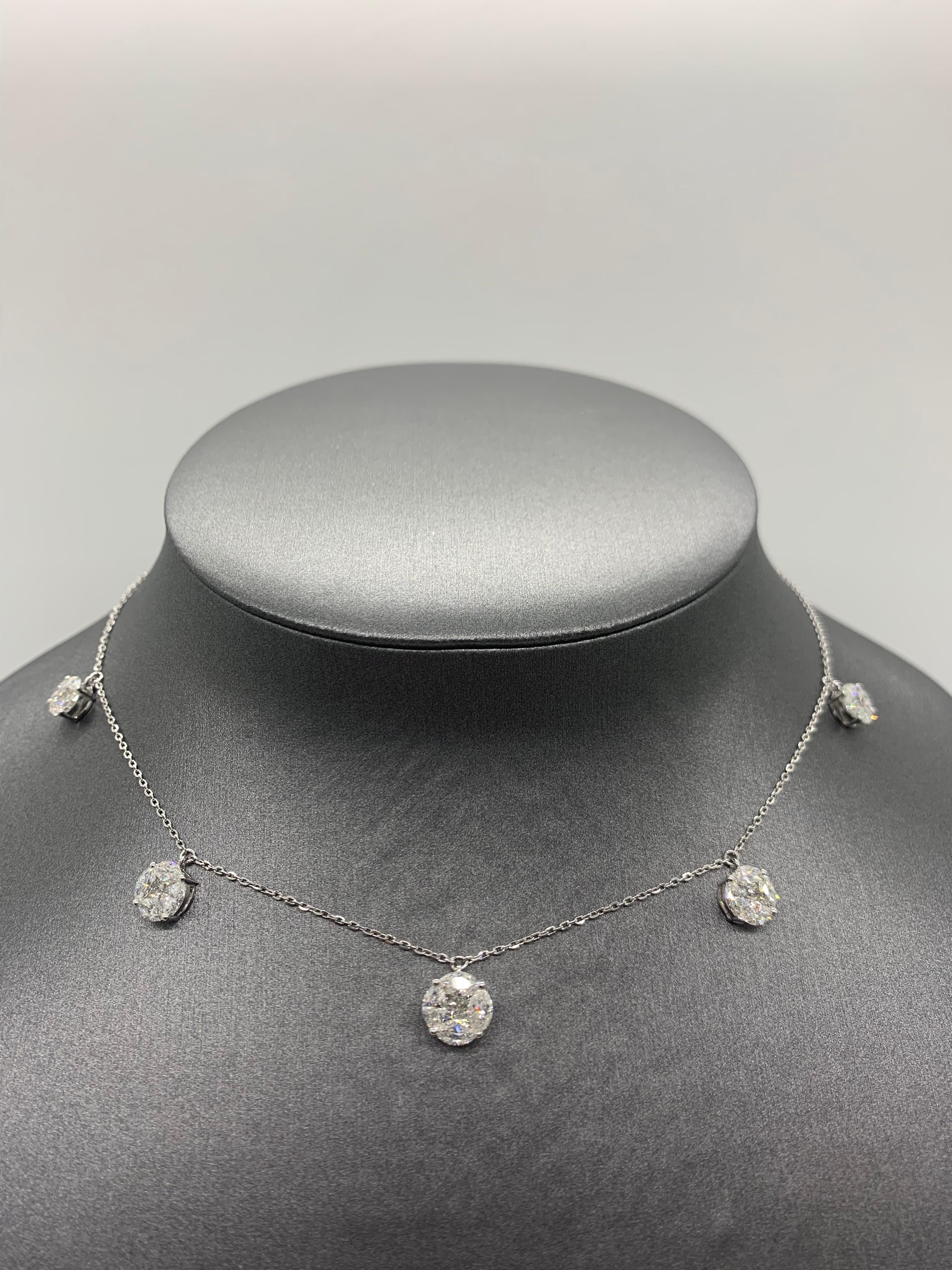 Illusion Diamond Charm Halskette aus 18K Weißgold

2.25 Karat Diamant, Farbe G-H, Reinheit VS-SI 
4.8 Gramm 18K Weißgold

Keine zwei Produkte sind genau gleich, daher sind die Gewichte ungefähr.