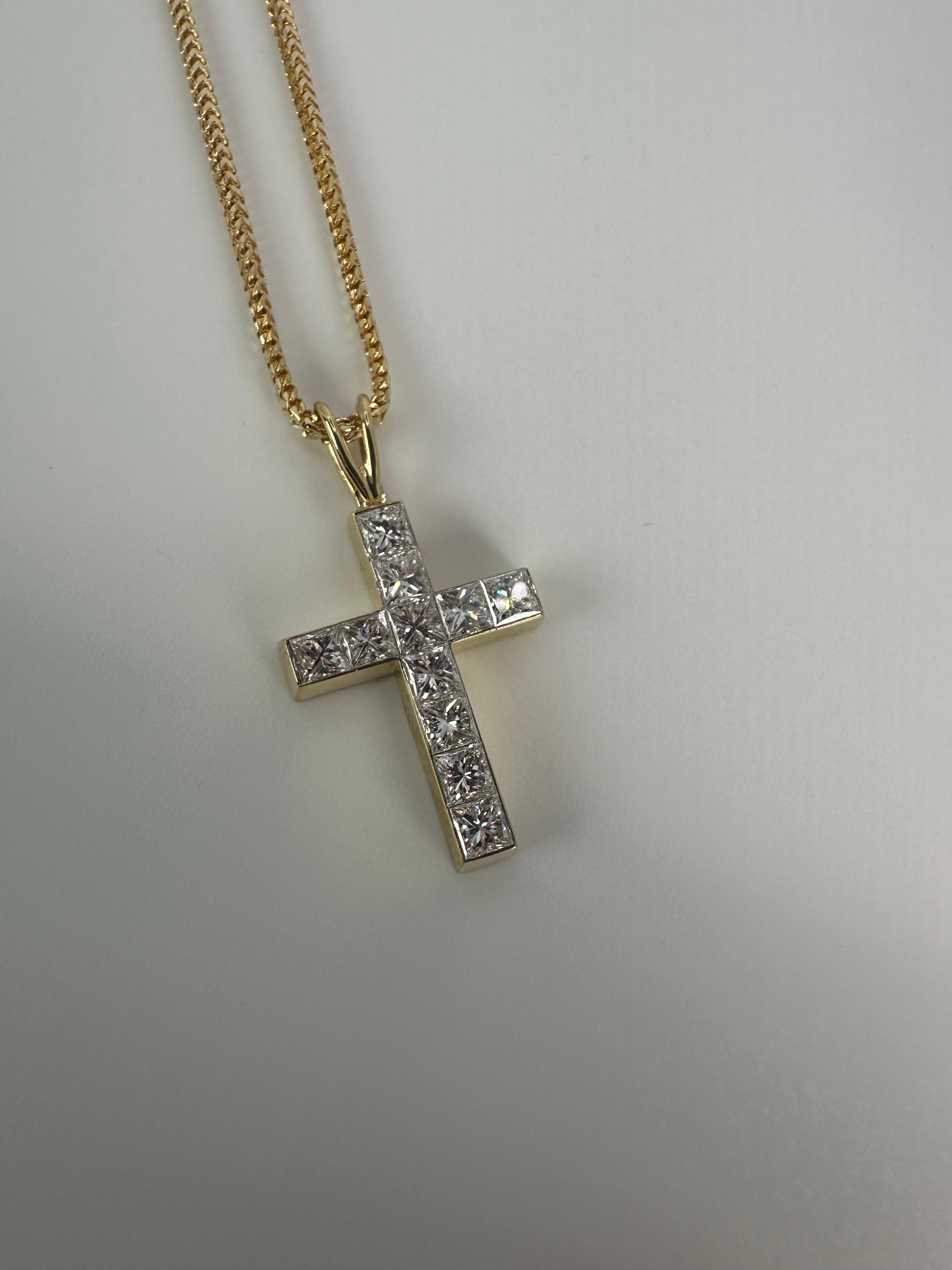Le sertissage invisible de ce superbe pendentif, c'est-à-dire lorsque tous les diamants sont sertis un par un sans aucune griffe, est stupéfiant et donne l'illusion de diamants flottants sans aucune trace d'or. La pièce est composée de 2,5 carats de