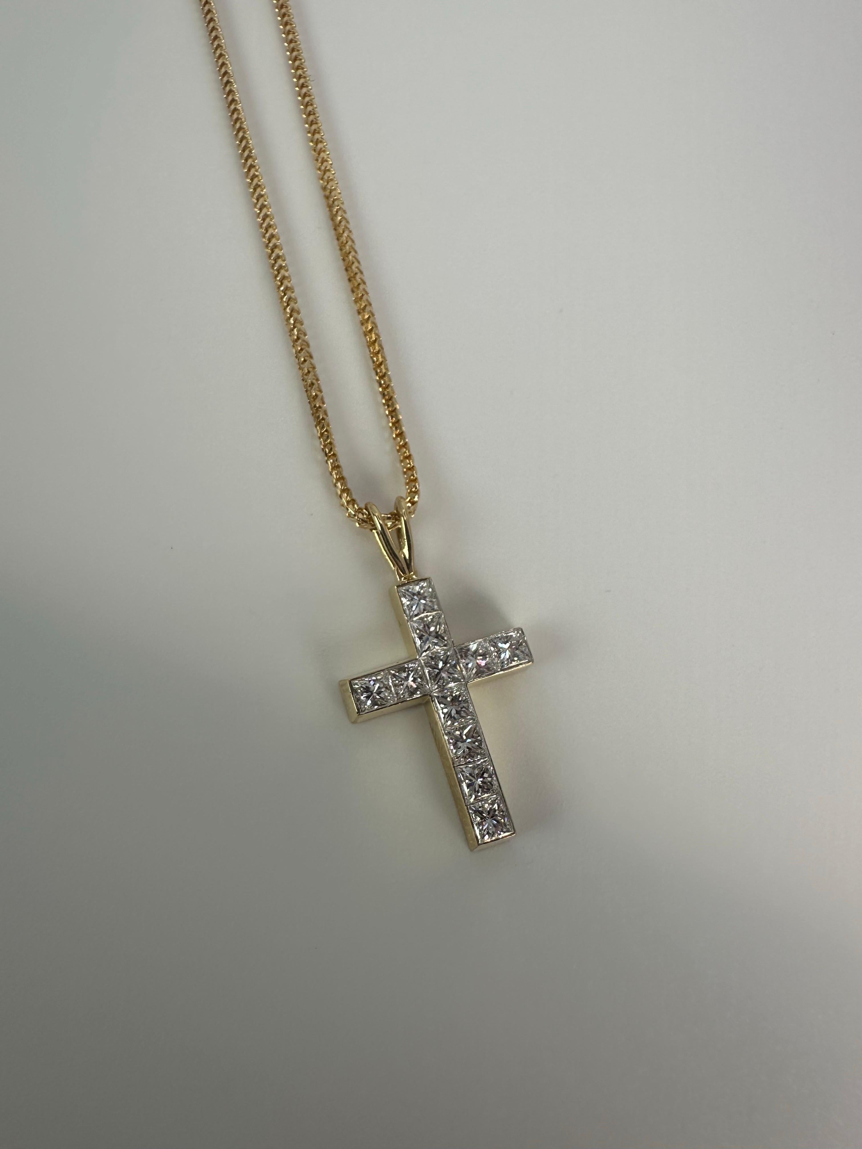 Collier pendentif croisé Illusion en or 18 carats à monture invisible Neuf - En vente à Jupiter, FL