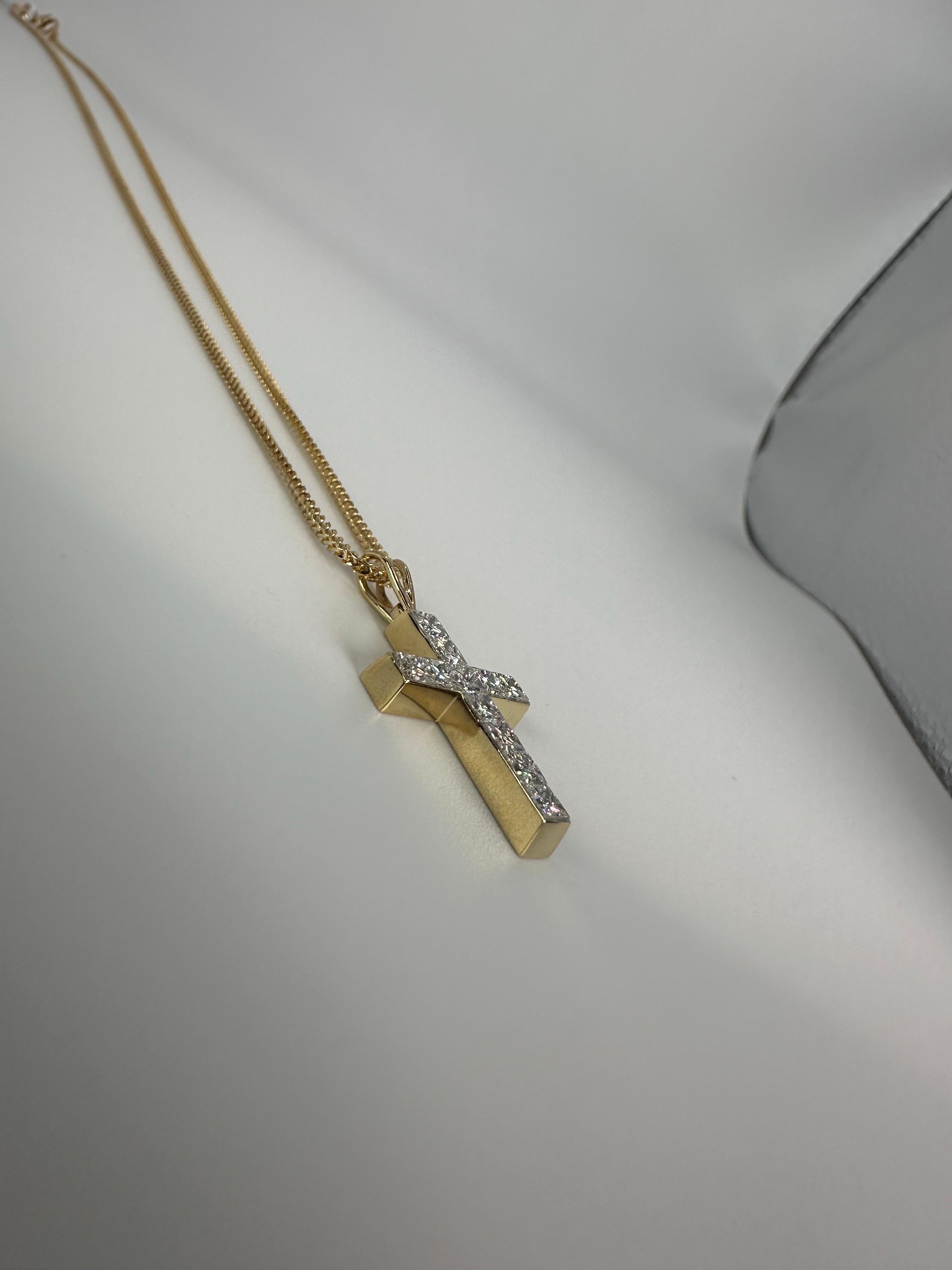 Collier pendentif croisé Illusion en or 18 carats à monture invisible Unisexe en vente