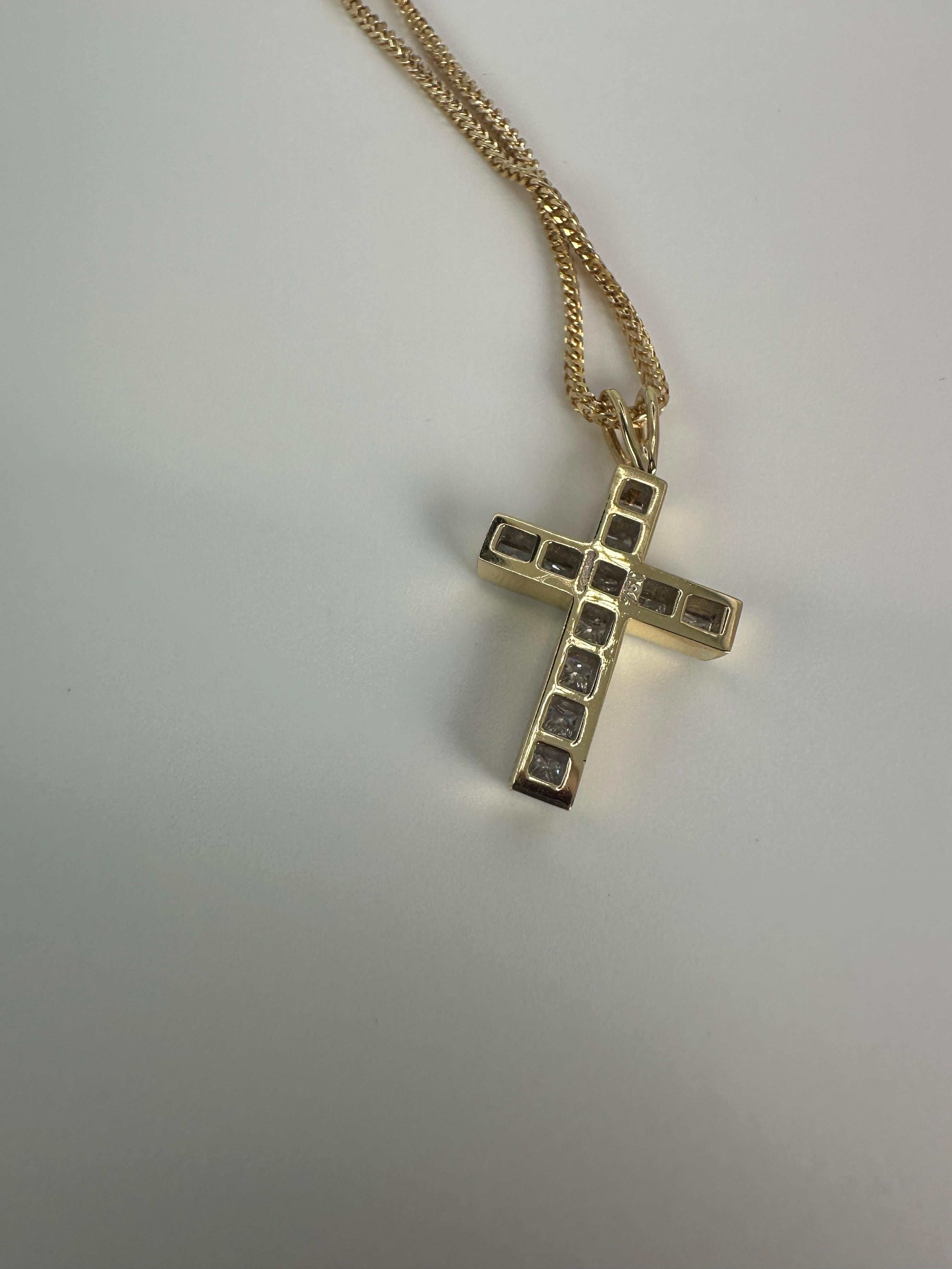 Collier pendentif croisé Illusion en or 18 carats à monture invisible en vente 1