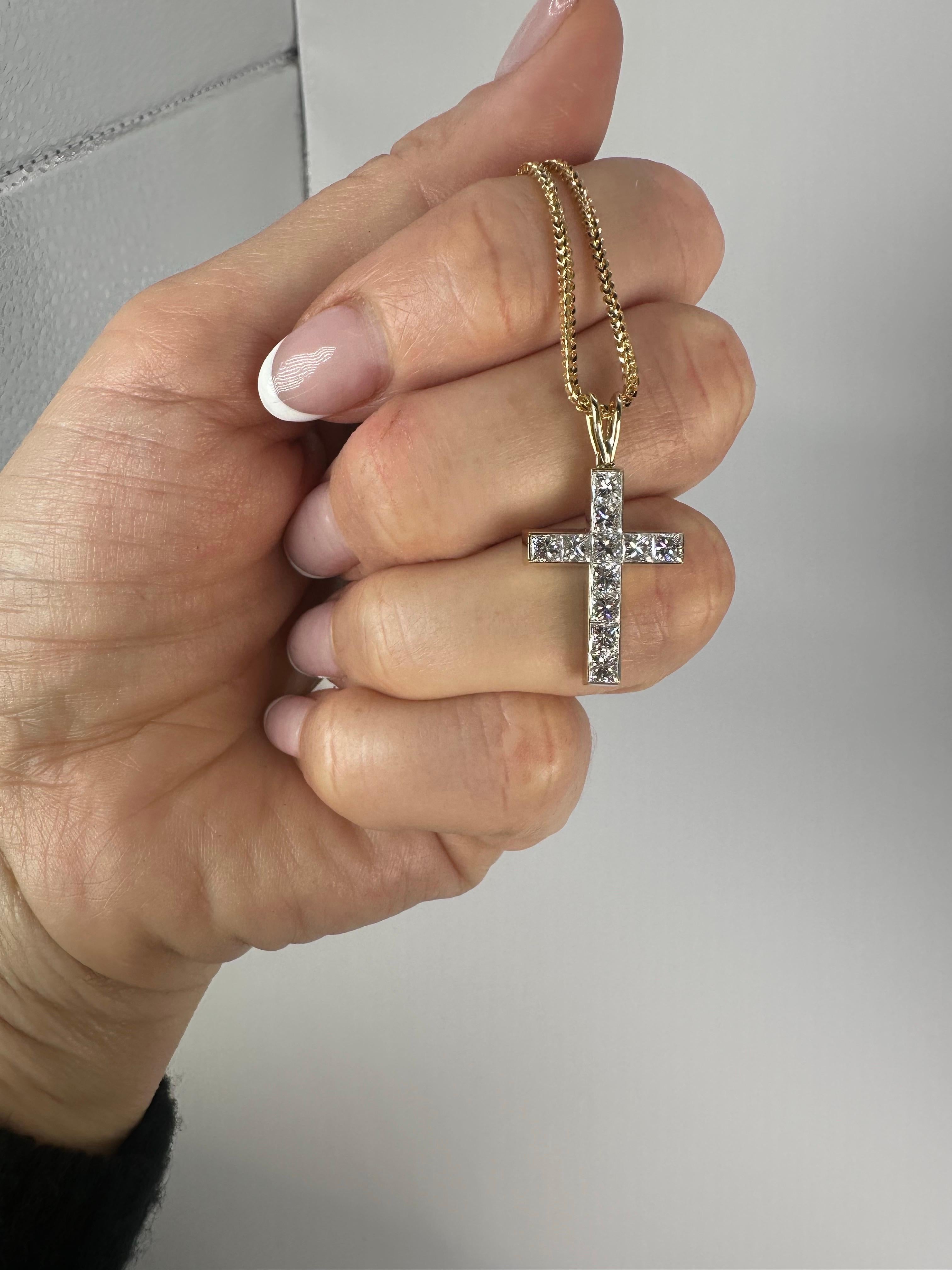 Collier pendentif croisé Illusion en or 18 carats à monture invisible en vente 2