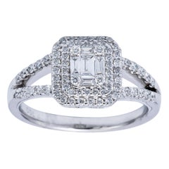 Anello con cluster di diamanti smeraldo illuso con doppio alone e gambo diviso