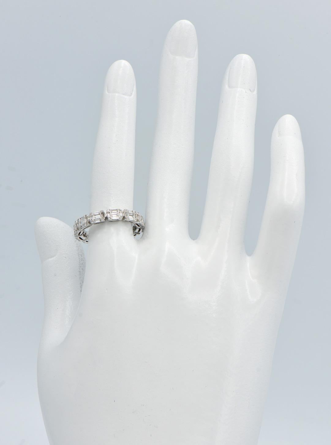 Taille baguette Anneau d'éternité horizontal à diamants et émeraude Illusion