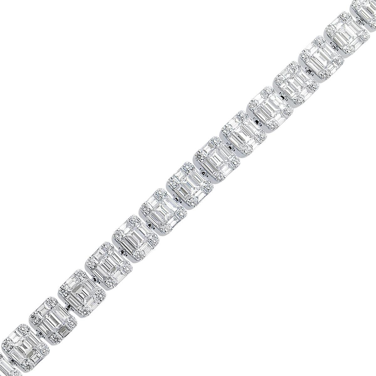 Les émeraudes d'illusion sont la tendance la plus à la mode et vous donnent l'apparence de magnifiques diamants d'émeraude sans le prix élevé. Ce superbe bracelet ne manquera pas de faire tourner les têtes et d'être chéri. Elle contient 108 diamants