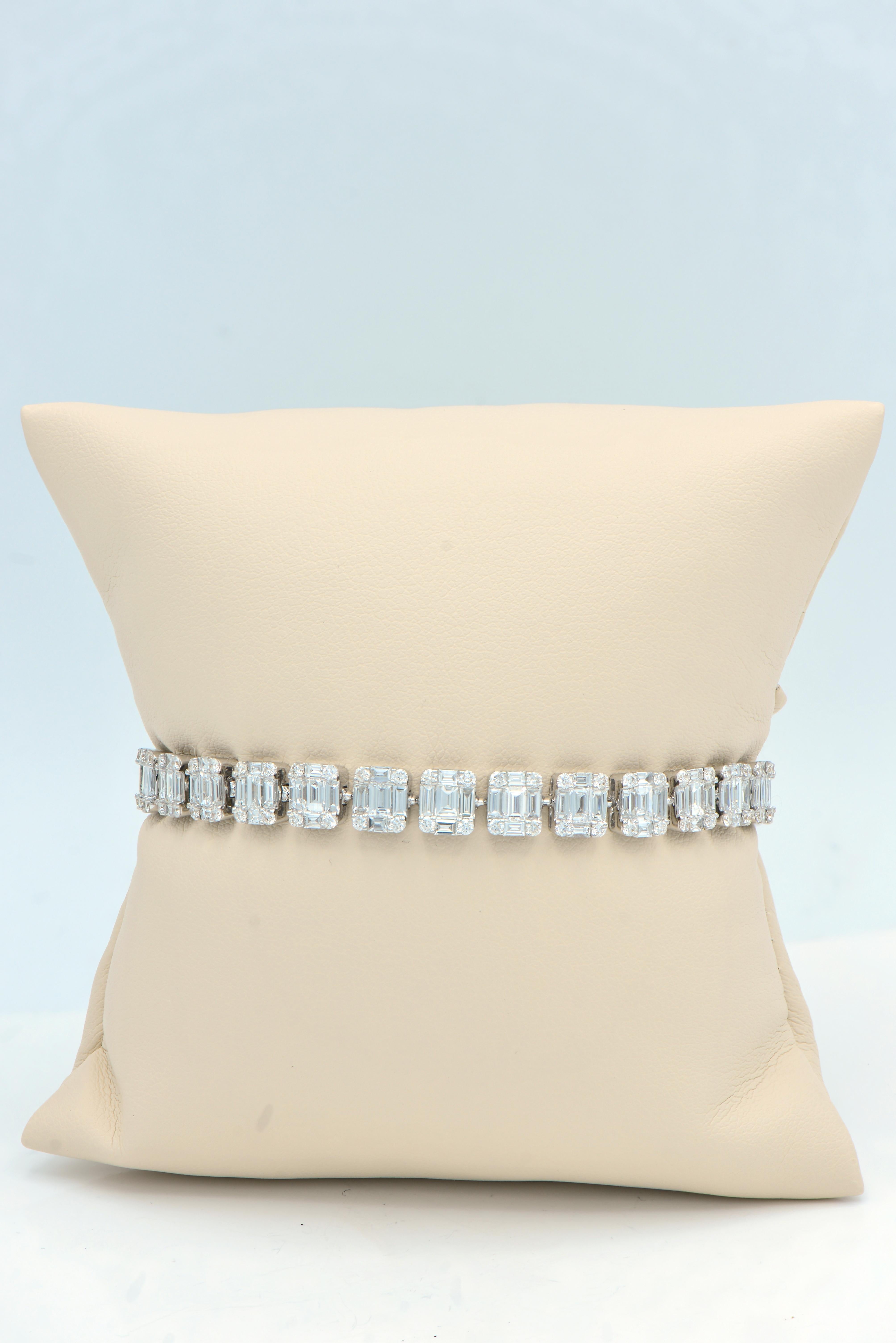 Contemporain Bracelet tennis illusion en diamants et émeraudes en vente