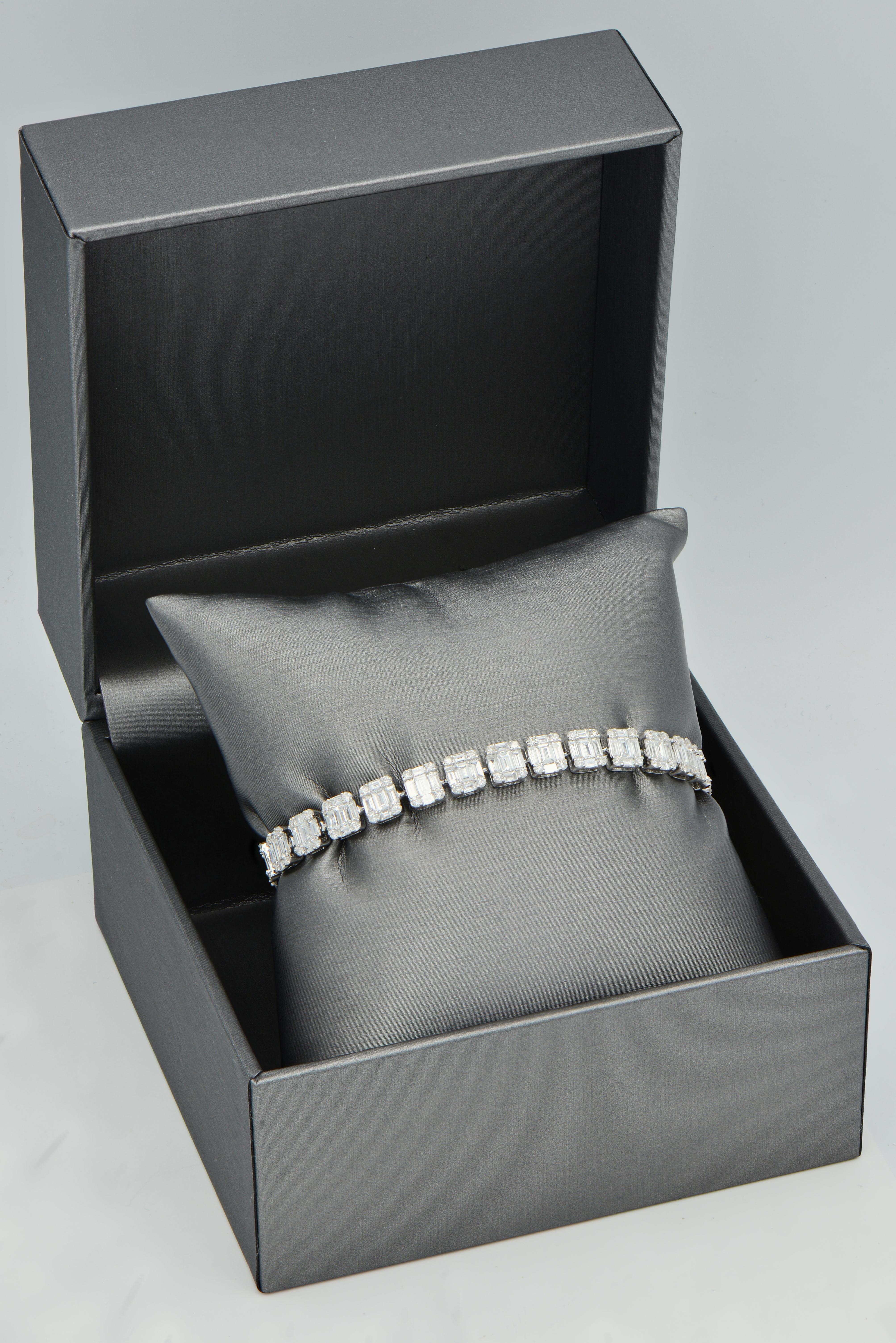 Taille baguette Bracelet tennis illusion en diamants et émeraudes en vente