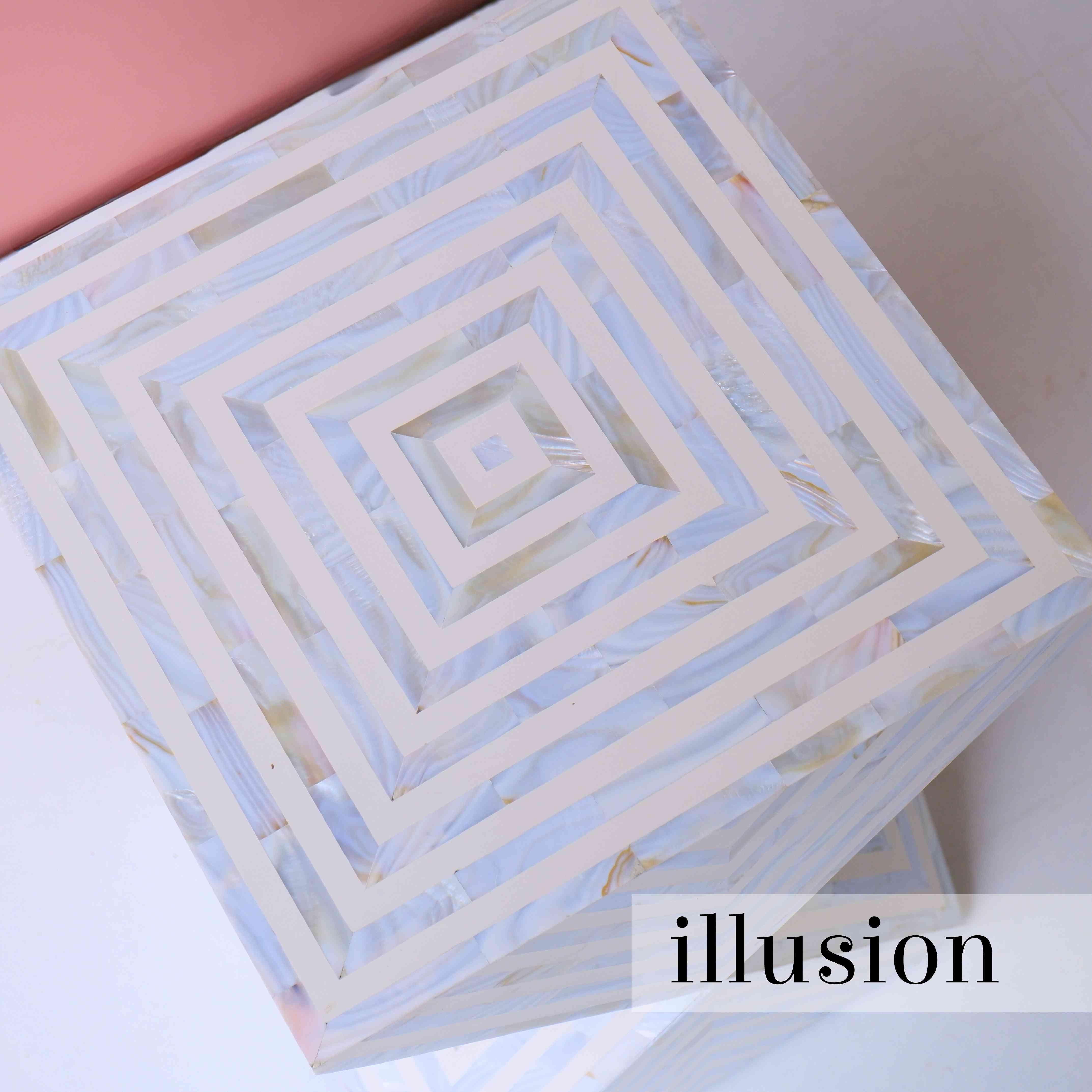 Tables d'extrémité Illusion Neuf - En vente à New York, NY