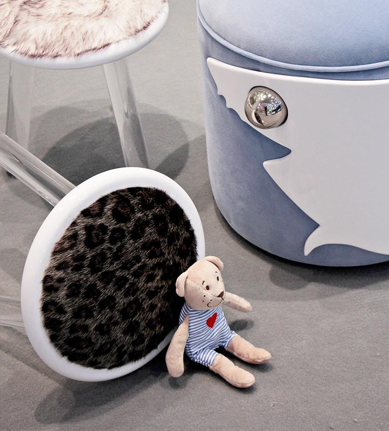 Illusion Leopard Kids Hocker mit klaren Acrylbeinen von Circu Magical Furniture (21. Jahrhundert und zeitgenössisch) im Angebot