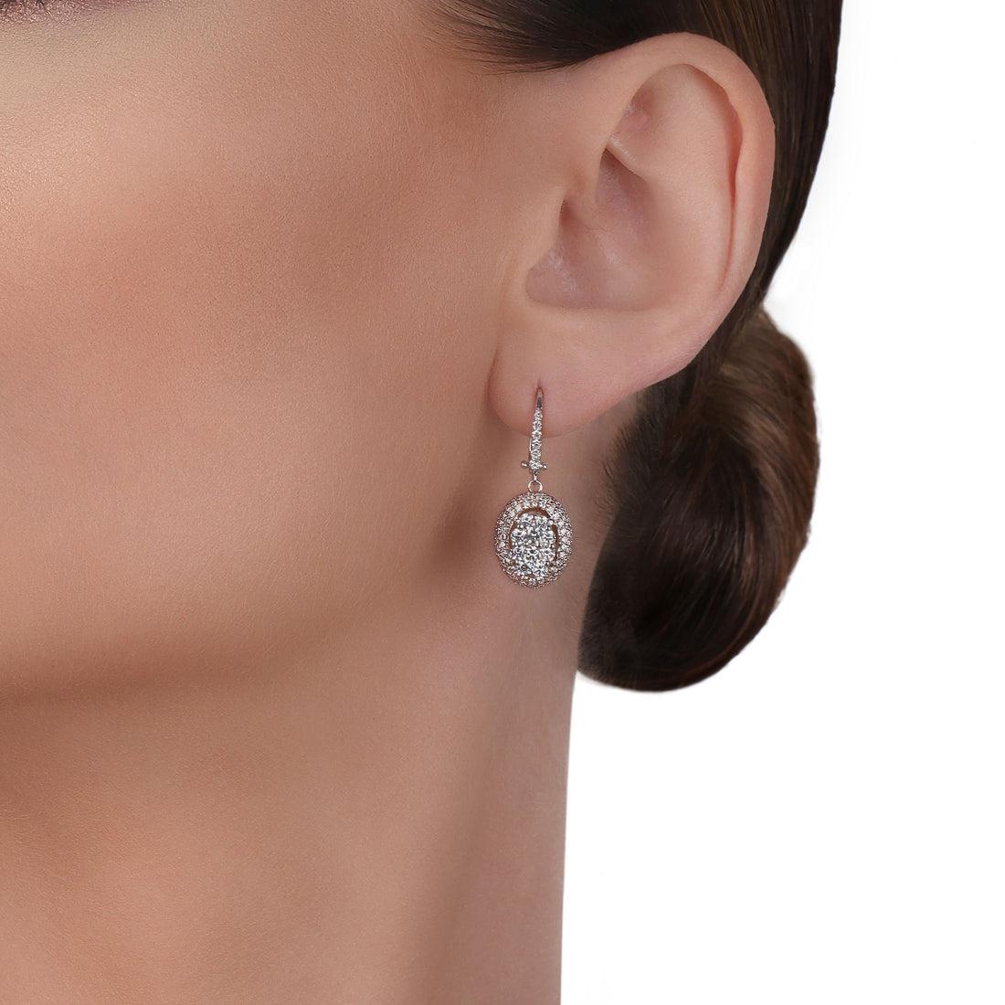 Pendientes Gota Ovalada Ilusión de Diamantes en Oro Blanco de 18 K Corte redondo en venta