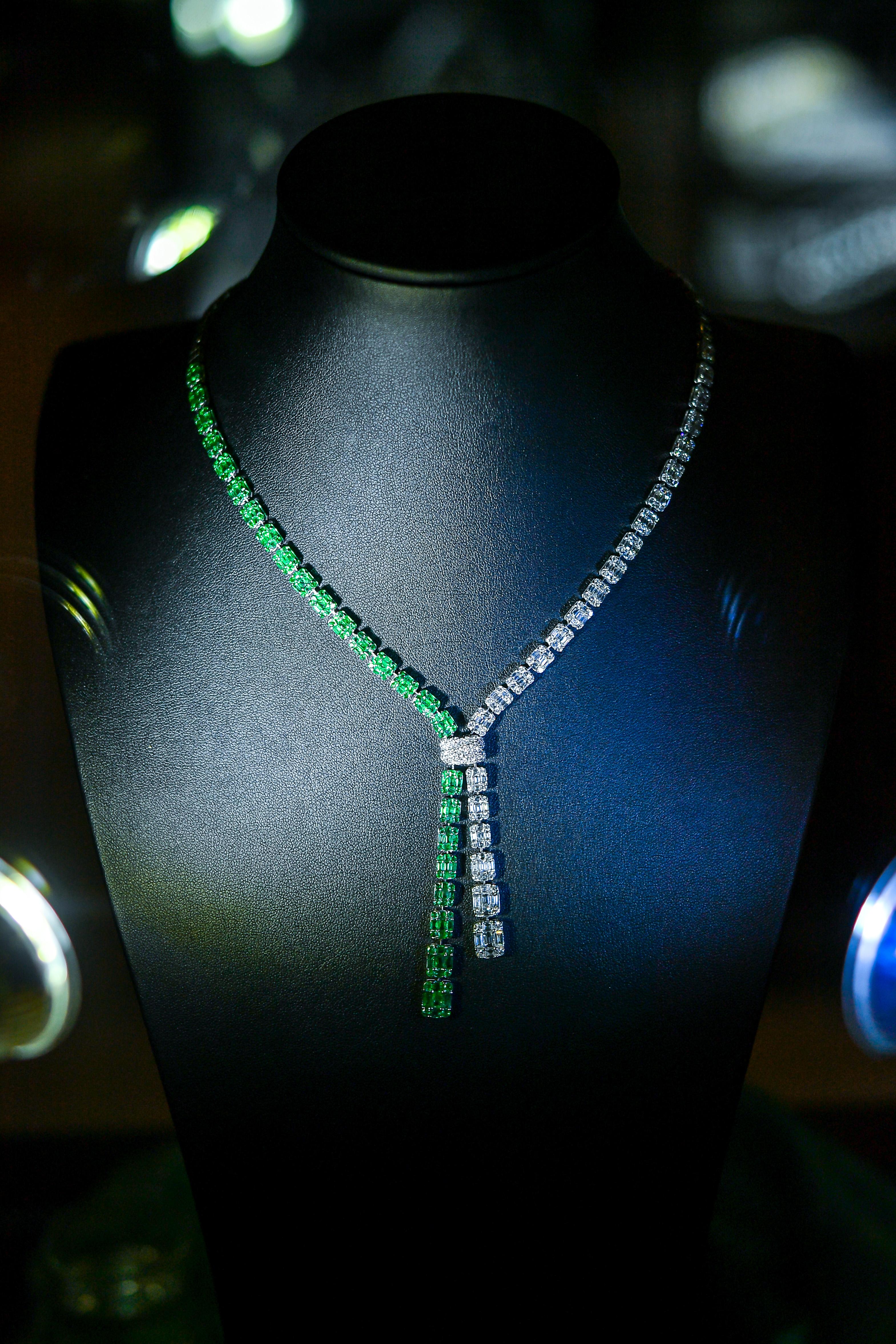 Illusion-Set Diamond and Emerald Lariat Y-Necklace in 18K White Gold

Gold: 18K White Gold 47.40 g
Diamond: 5.45 ct
Emerald: 6.17 ct