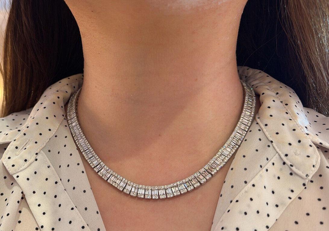  Collana girocollo con diamanti incastonati a illusione 28,00 carati di peso totale in oro bianco 14k 

La collana girocollo con diamanti presenta maglie con 2 diamanti baguette e 4 diamanti rotondi incastonati in stile illusione in oro bianco 14k.
