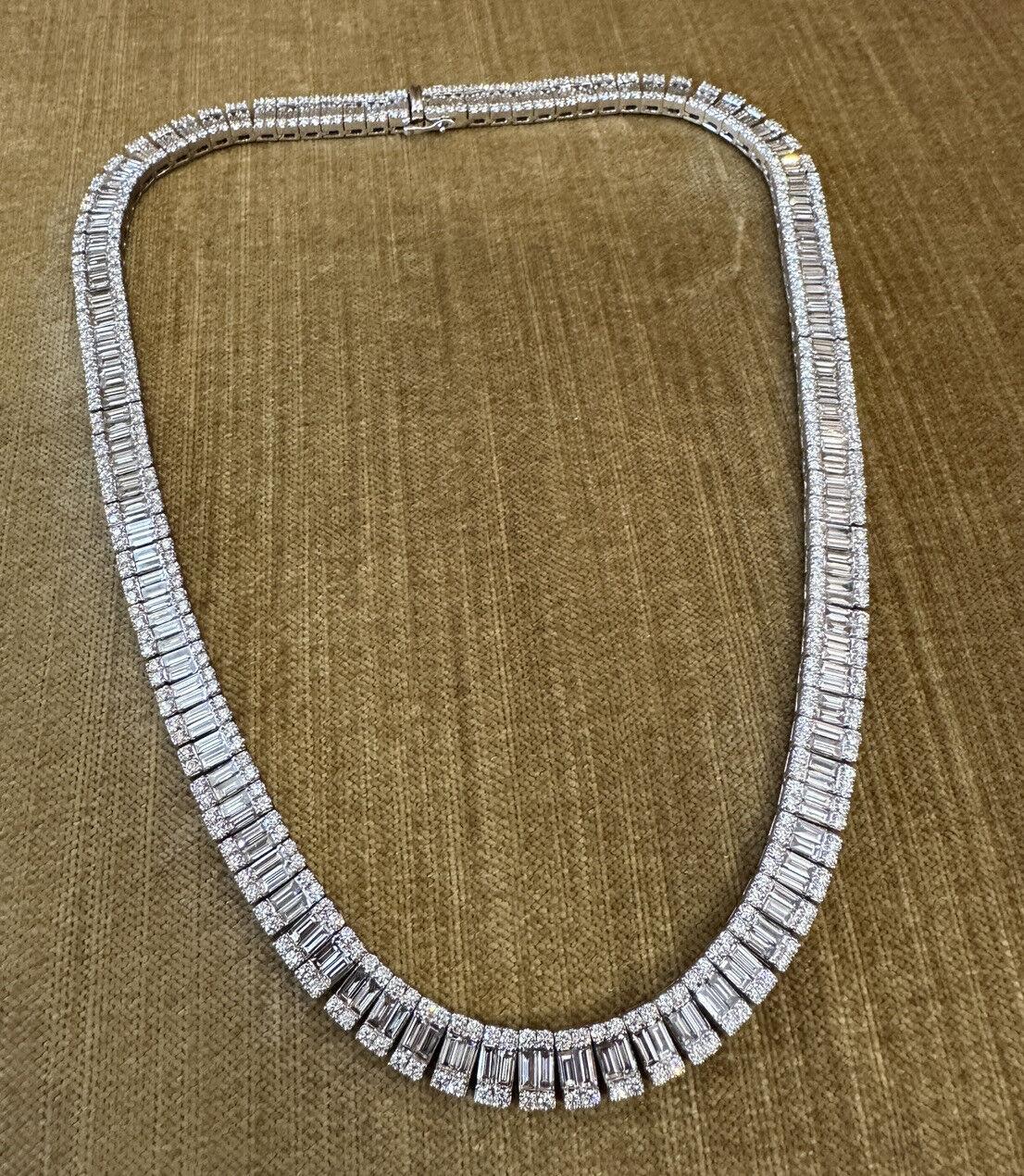 Taglio baguette Collana girocollo con diamanti incastonati a illusione 28,00 carati di peso totale in oro bianco 14k in vendita