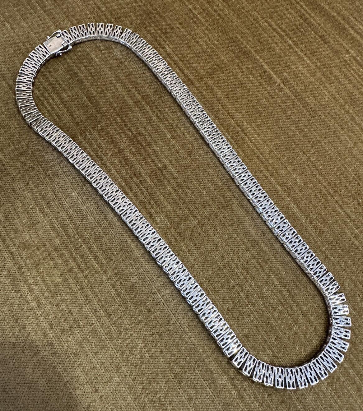 Collana girocollo con diamanti incastonati a illusione 28,00 carati di peso totale in oro bianco 14k in vendita 1