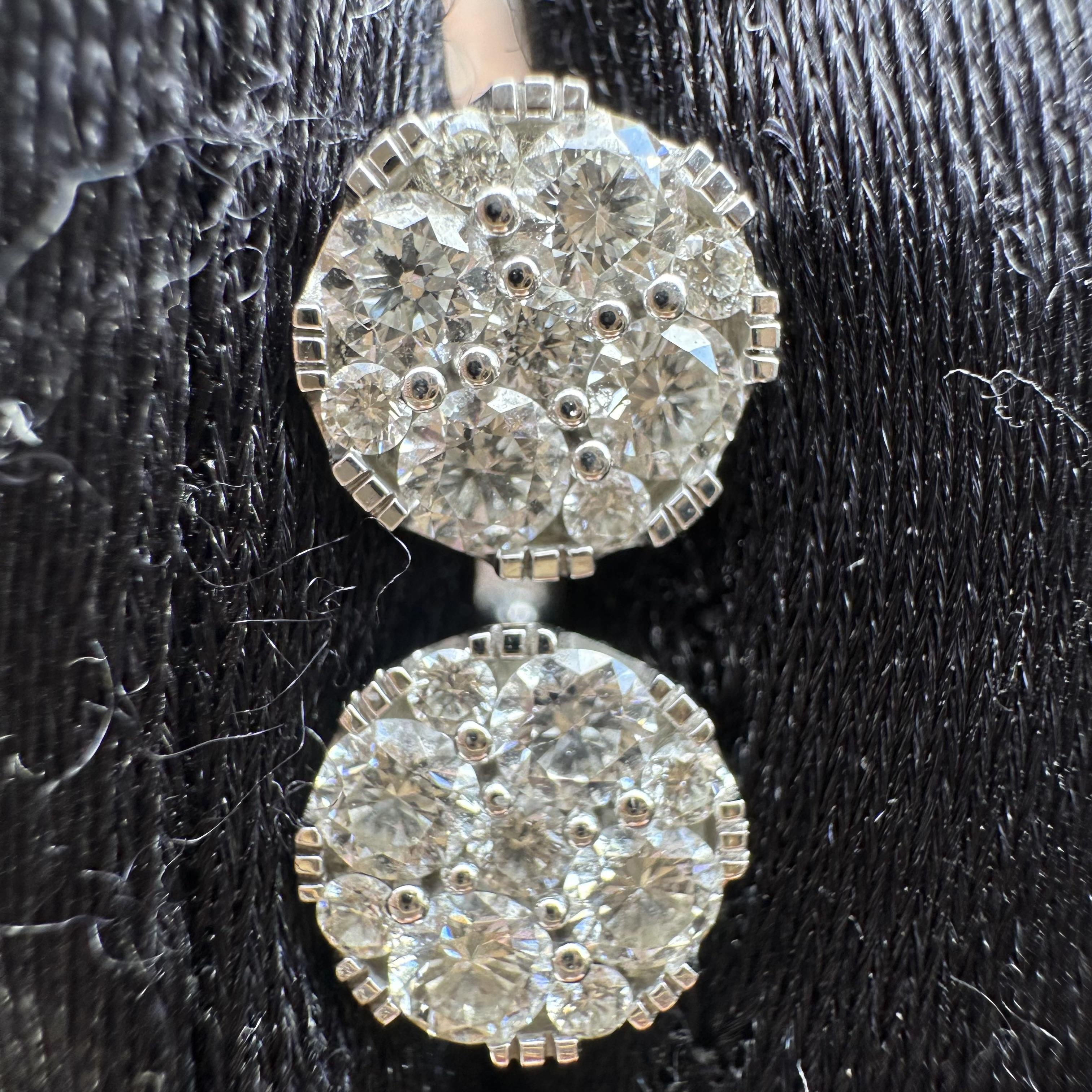 Orecchini con diamanti incastonati a illusione in oro bianco In condizioni ottime in vendita a Miami, FL