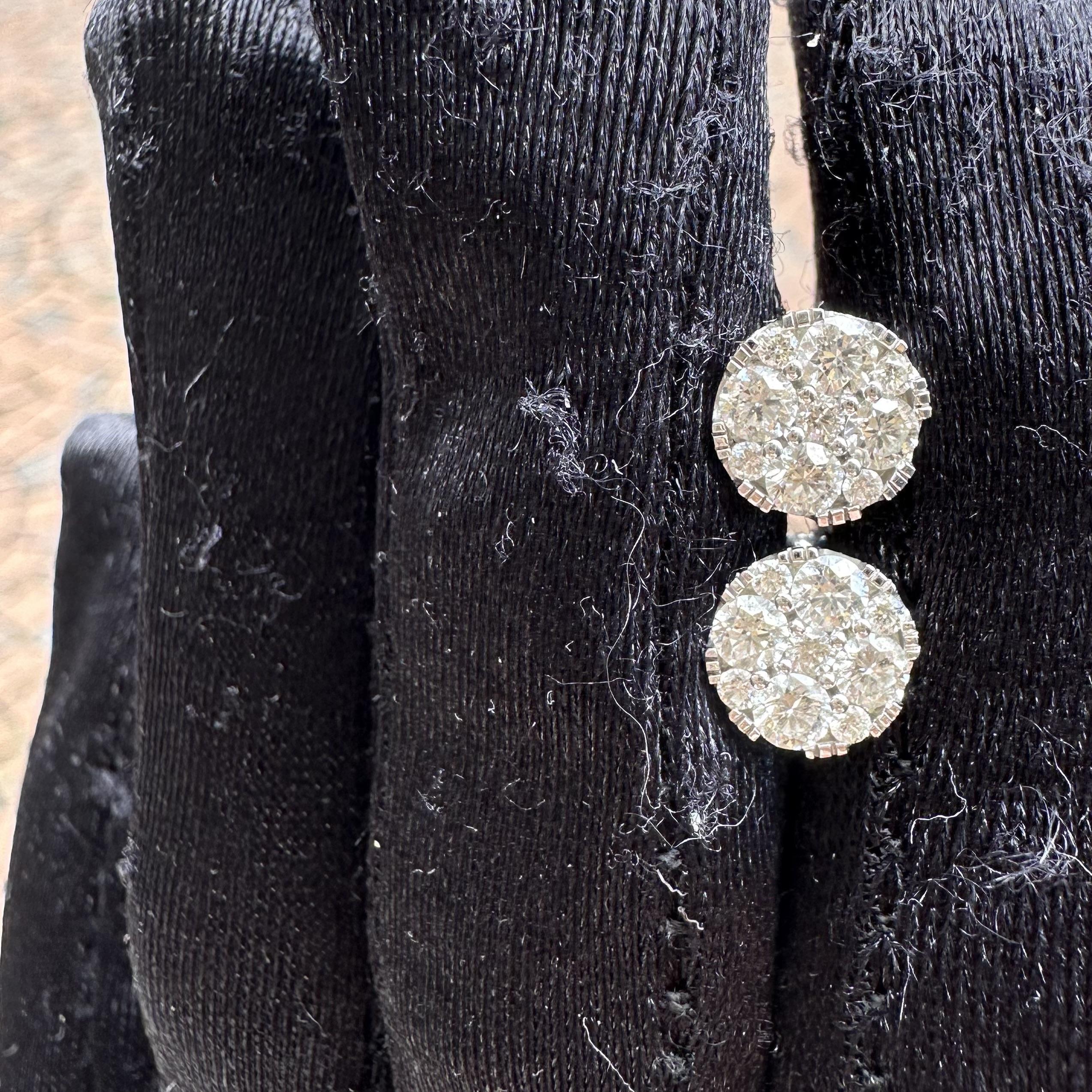 Orecchini con diamanti incastonati a illusione in oro bianco in vendita 1