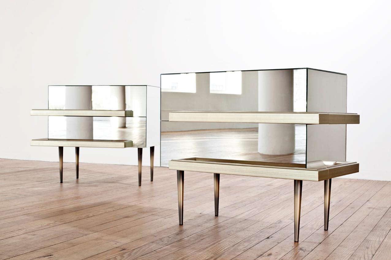 Set di 2 comodini a specchio Illusion di Luis Pons.
Dimensioni: L 68,5 x P 43 x H 58,5 cm.
Materiali: vetro, metallo, legno, bronzato, lavorato a mano, dipinto.

Disponibile anche in diversi colori.

La tradizionale specchiera francese viene