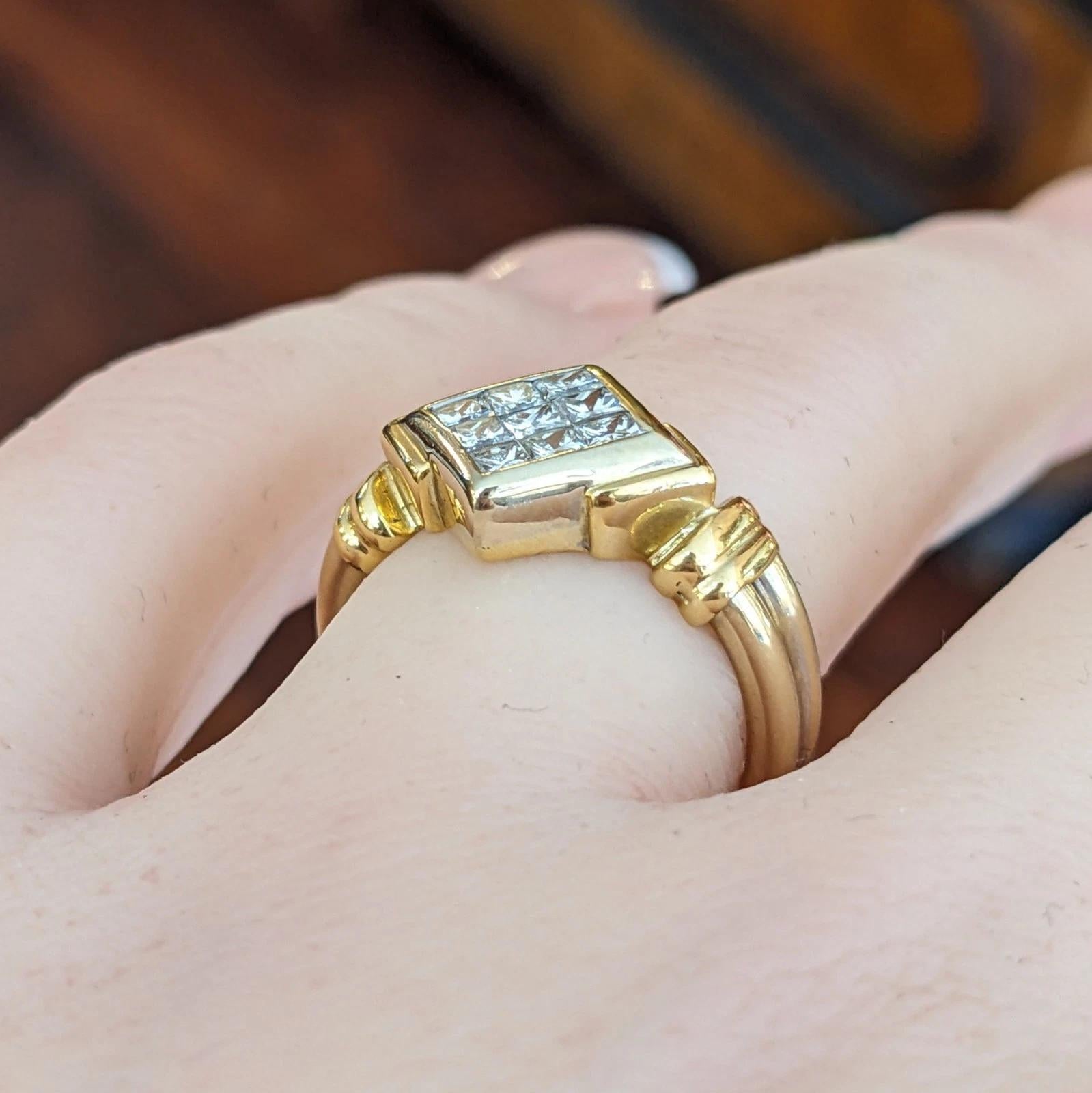 Anillo de diamantes talla princesa engastados en oro amarillo de 18k

El Anillo de Diamantes Engastado Ilusión presenta nueve Diamantes de Corte Princesa engastados en Engaste Invisible y Bisel engastado en Oro Amarillo de 18k.

El anillo es de la