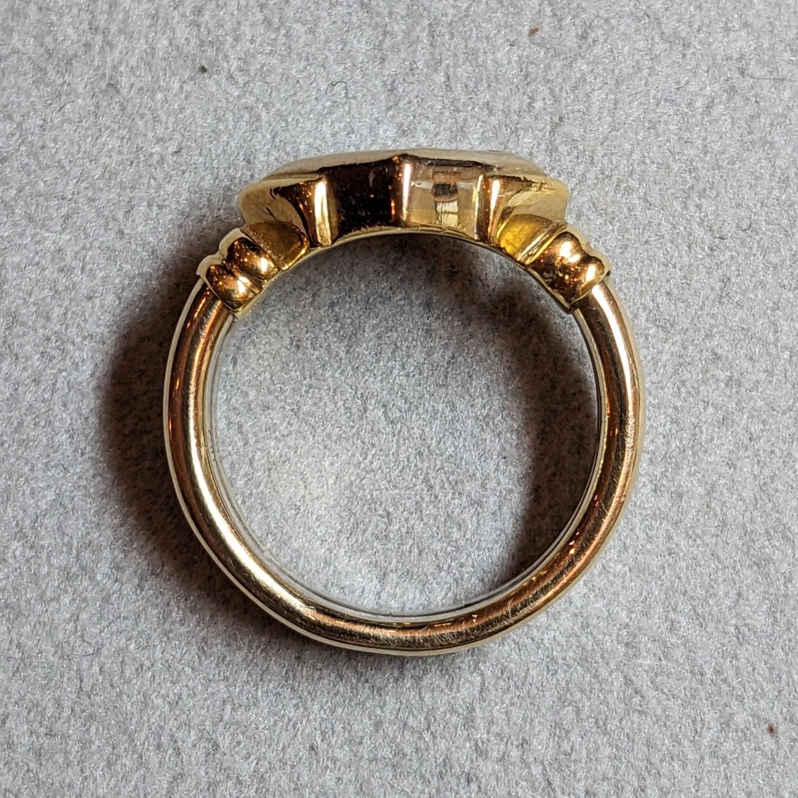 Anillo de diamantes talla princesa engastados en oro amarillo de 18k en venta 1